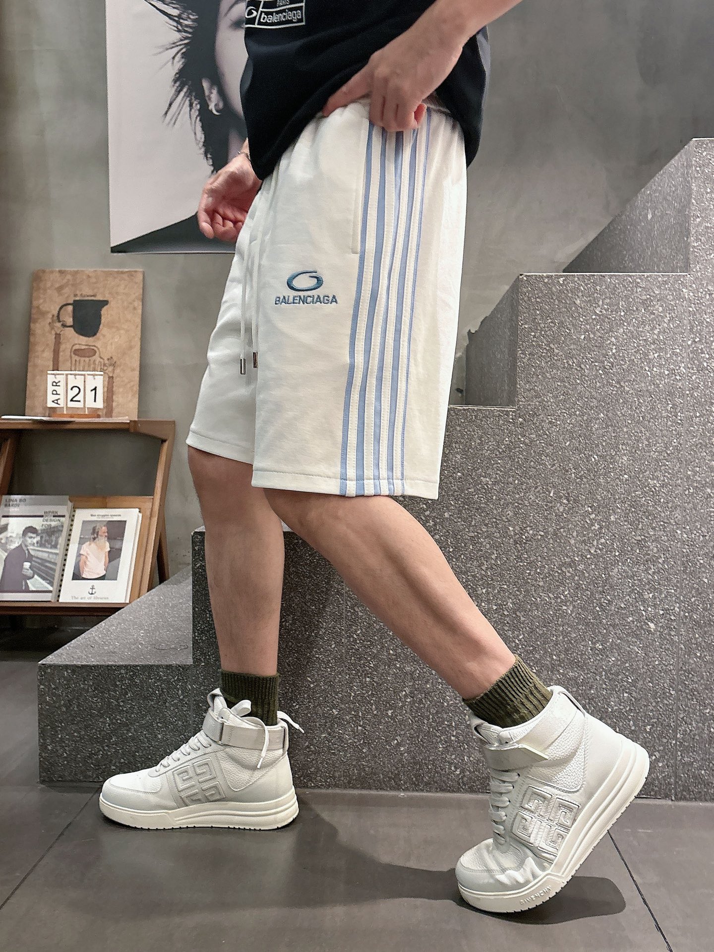 NO:844128,Balenciaga's three-standard complete 2026 summer new men's casual shorts, advanced custom-made breathable fabrics, extremely breathable, elastic and comfortable, impeccable details, top-grade accessories, original logo design concept, delicate and soft feel!  The upper body fit is awesome!  Sizes M-XXXL, please state your height and weight when ordering,,balenciaga,shorts,19860909巴黎世家 三标齐全 2026夏季新款男士休闲短裤,高级定制面料透气面料 透气弹力舒适度极高,细节无可挑剔,顶级辅料配备,原版logo设计理念,手感细腻柔软！上身版型超赞！尺码M-XXXL下单报身高体重,,balenciaga,shorts,,Men's clothing