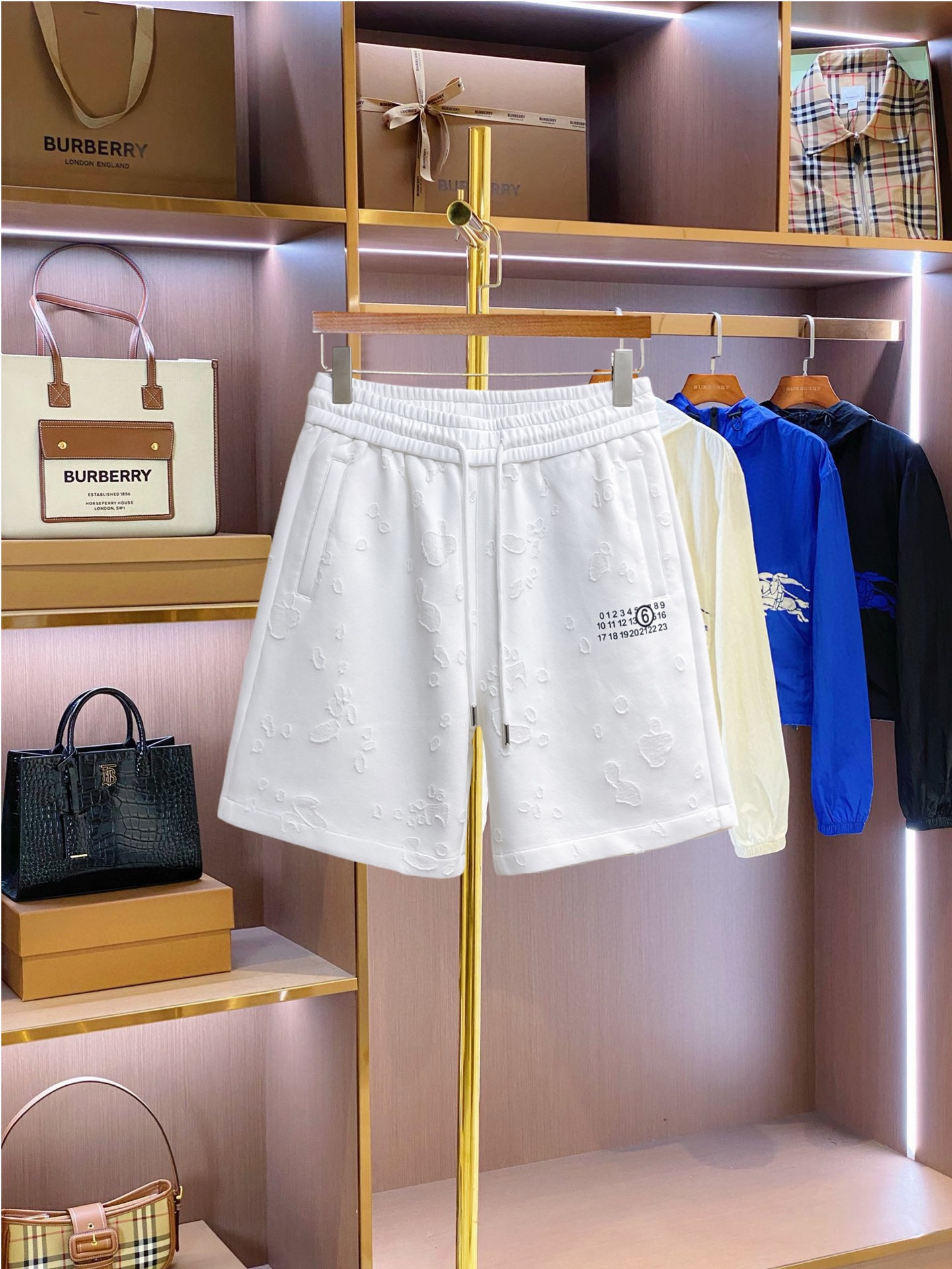 NO:849832,Margiela's three-standard complete 2026 summer new men's casual shorts, advanced custom-made breathable fabrics, extremely breathable, elastic and comfortable, impeccable details, top-grade accessories, original logo design concept, delicate and soft feel!  The upper body fit is awesome!  Sizes M-XXXL, please state your height and weight when ordering, masion margiela, shorts,19860909马吉拉三标齐全 2026夏季新款男士休闲短裤,高级定制面料透气面料 透气弹力舒适度极高,细节无可挑剔,顶级辅料配备,原版logo设计理念,手感细腻柔软！上身版型超赞！尺码M-XXXL下单报身高体重,,masion margiela,shorts,,Men's clothing