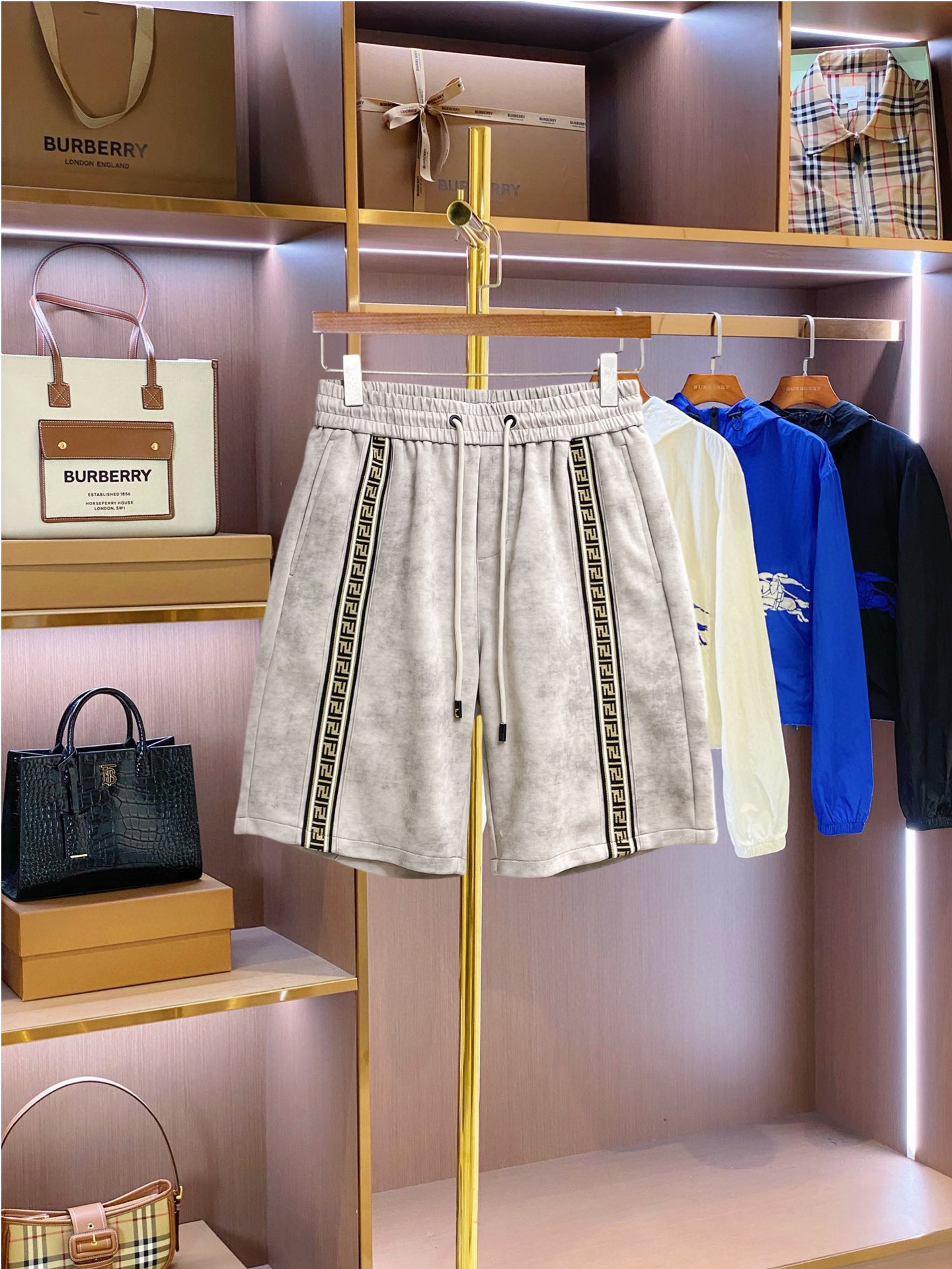 NO:849840,Fendi's three-standard complete 2026 summer new men's casual shorts, advanced custom-made breathable fabrics, extremely breathable, elastic and comfortable, impeccable details, top-grade accessories, original logo design concept, delicate and soft feel!  The upper body fit is awesome!  For sizes M-XXXL, please state your height and weight when placing an order, fendi, shorts,19860909芬迪三标齐全 2026夏季新款男士休闲短裤,高级定制面料透气面料 透气弹力舒适度极高,细节无可挑剔,顶级辅料配备,原版logo设计理念,手感细腻柔软！上身版型超赞！尺码M-XXXL下单报身高体重,,fendi,shorts,,Men's clothing