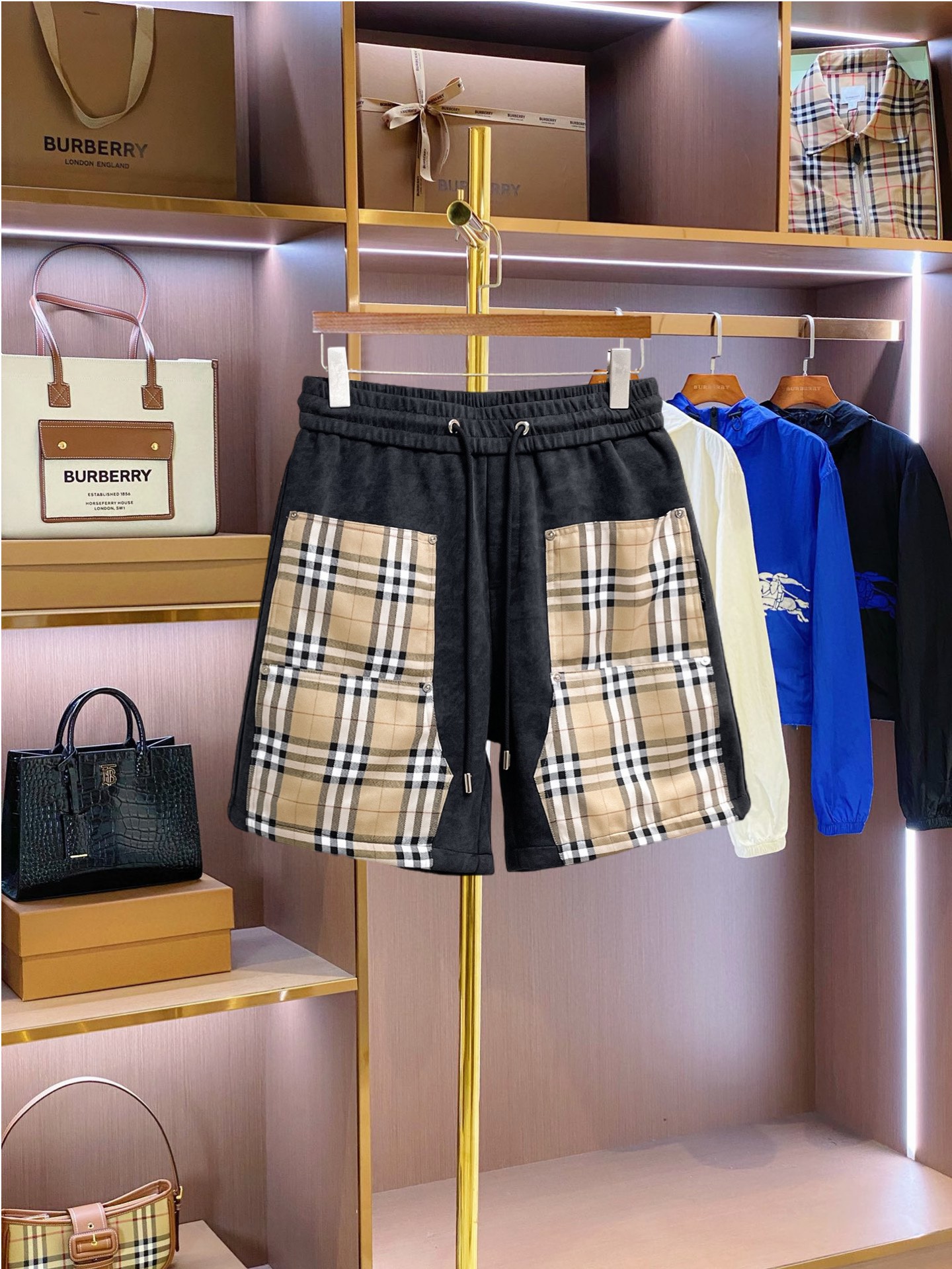 NO:849826,Burberry's 2026 new summer men's casual shorts with three complete standards, advanced custom-made breathable fabrics, extremely breathable, elastic and comfortable, impeccable details, top-grade accessories, original logo design concept, delicate and soft feel!  The upper body fit is awesome!  Sizes M-XXXL, please state your height and weight when ordering, burberry, shorts,19860909巴宝莉三标齐全 2026夏季新款男士休闲短裤,高级定制面料透气面料 透气弹力舒适度极高,细节无可挑剔,顶级辅料配备,原版logo设计理念,手感细腻柔软！上身版型超赞！尺码M-XXXL下单报身高体重,,burberry,shorts,,Men's clothing