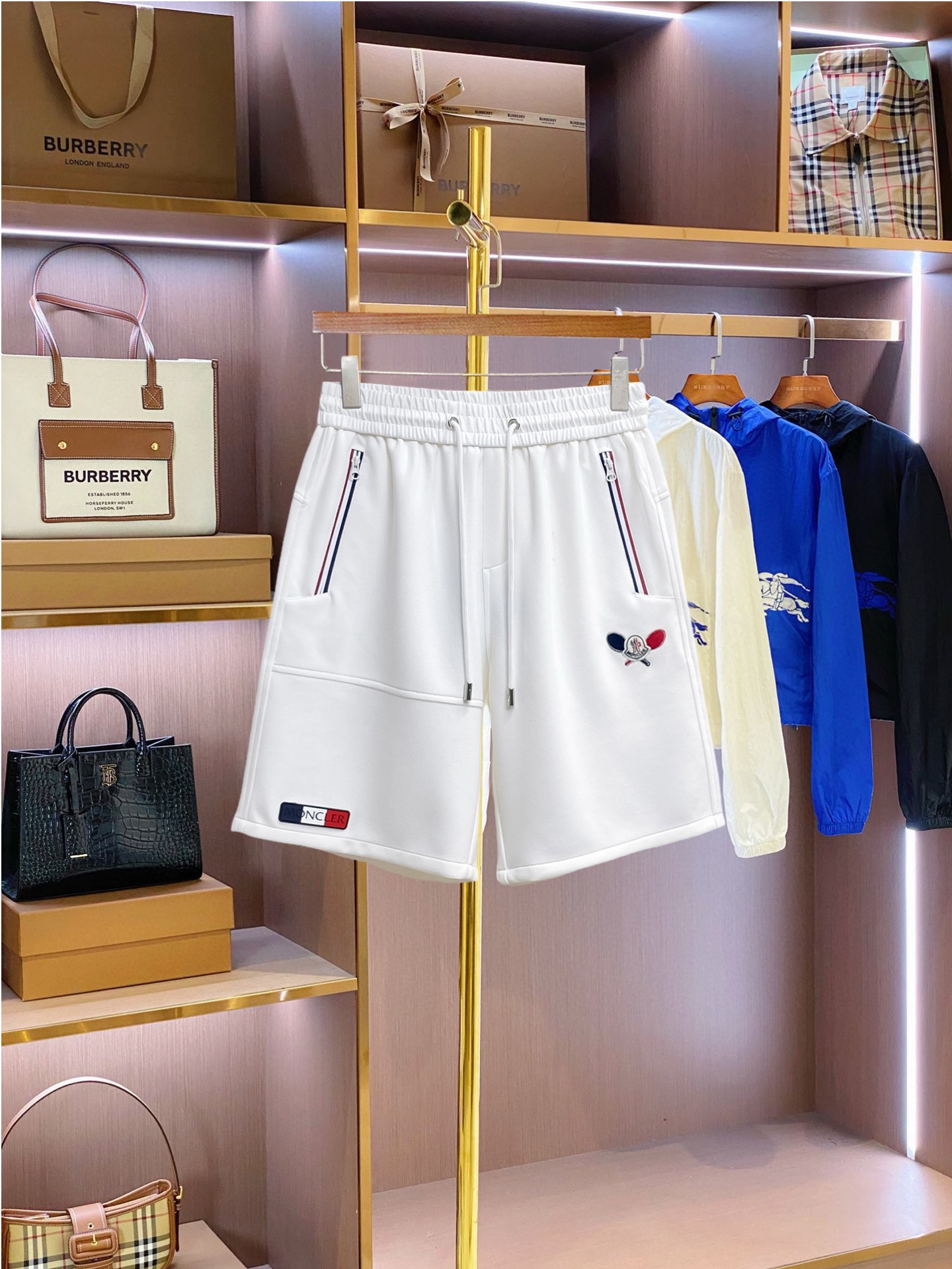 NO:849828,Mouth-mounted, complete with three standards, 2026 new summer men's casual shorts, advanced custom-made breathable fabrics, extremely breathable, elastic and comfortable, with impeccable details, top-grade accessories, original logo design concept, delicate and soft feel!  The upper body fit is awesome!  Sizes M-XXXL, please state your height and weight when ordering,,Moncler,shorts,19860909蒙口 三标齐全 2026夏季新款男士休闲短裤,高级定制面料透气面料 透气弹力舒适度极高,细节无可挑剔,顶级辅料配备,原版logo设计理念,手感细腻柔软！上身版型超赞！尺码M-XXXL下单报身高体重,,Moncler,shorts,,Men's clothing