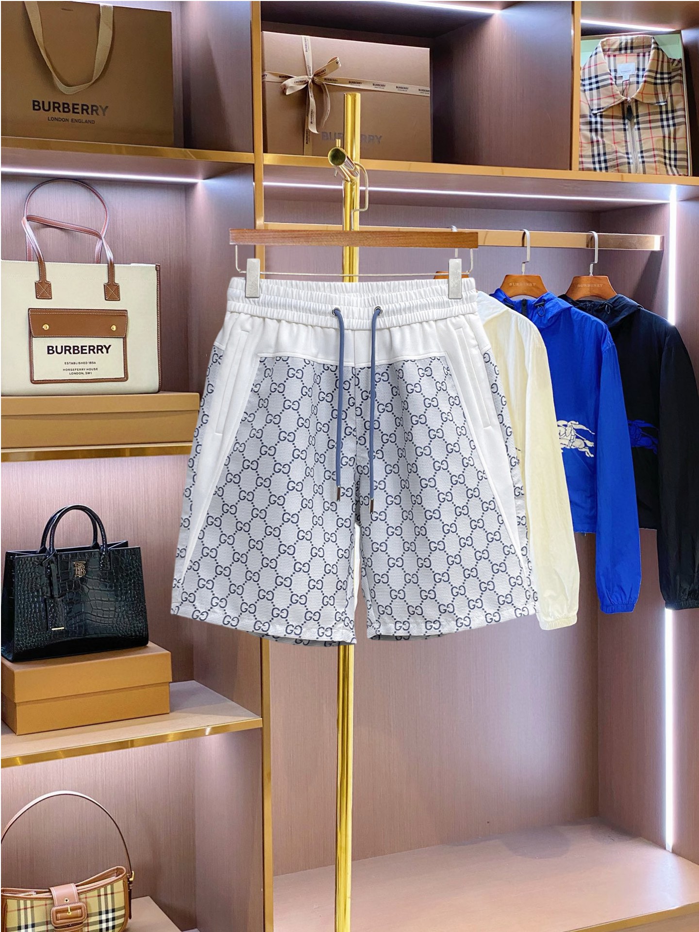 NO:849830,Gucci's three-standard complete 2026 new summer men's casual shorts, advanced custom-made breathable fabrics, extremely breathable, elastic and comfortable, impeccable details, top-grade accessories, original logo design concept, delicate and soft feel!  The upper body fit is awesome!  Sizes M-XXXL, please state your height and weight when ordering,,shorts,19860909古奇三标齐全 2026夏季新款男士休闲短裤,高级定制面料透气面料 透气弹力舒适度极高,细节无可挑剔,顶级辅料配备,原版logo设计理念,手感细腻柔软！上身版型超赞！尺码M-XXXL下单报身高体重,,shorts,,Men's clothing