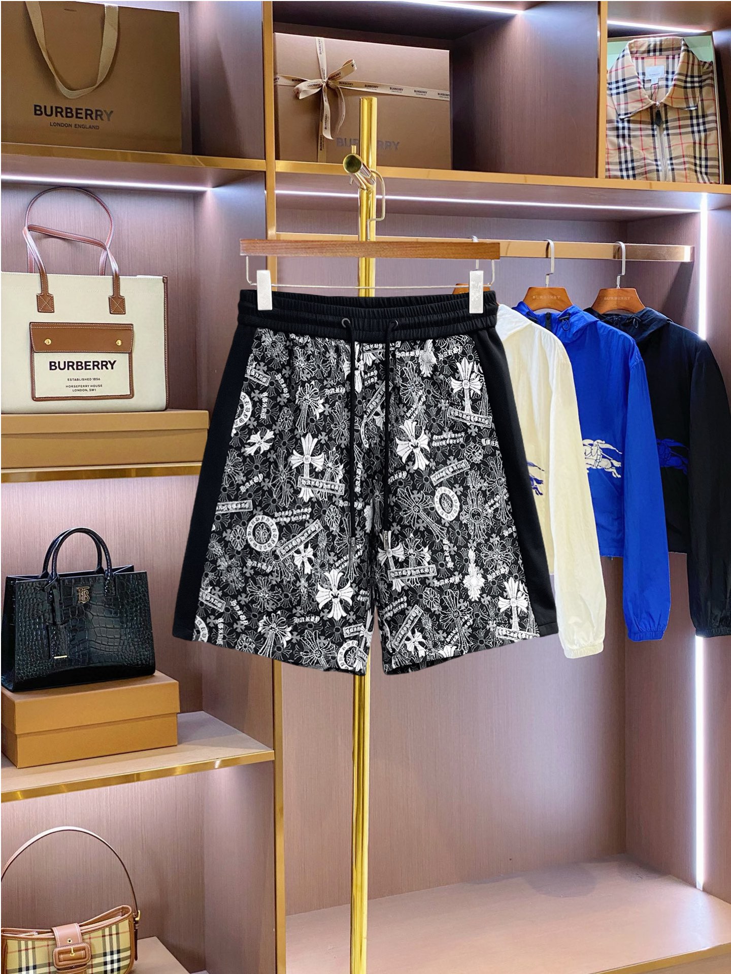 NO:849837,Croxin three-standard complete 2026 new summer men's casual shorts, advanced custom-made breathable fabrics, extremely breathable, elastic and comfortable, impeccable details, top-grade accessories, original logo design concept, delicate and soft feel!  The upper body fit is awesome!  Sizes M-XXXL, please state your height and weight when ordering,,chrome hearts,shorts,19860909克罗心 三标齐全 2026夏季新款男士休闲短裤,高级定制面料透气面料 透气弹力舒适度极高,细节无可挑剔,顶级辅料配备,原版logo设计理念,手感细腻柔软！上身版型超赞！尺码M-XXXL下单报身高体重,,chrome hearts,shorts,,Men's clothing