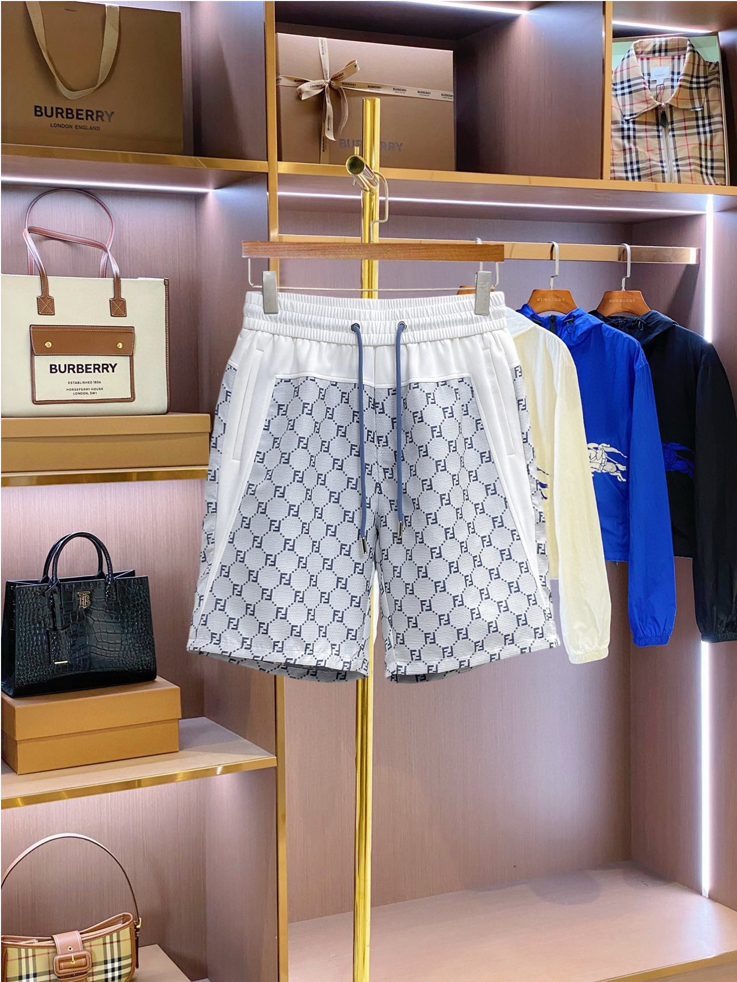 NO:849839,Fendi's three-standard complete 2026 summer new men's casual shorts, advanced custom-made breathable fabrics, extremely breathable, elastic and comfortable, impeccable details, top-grade accessories, original logo design concept, delicate and soft feel!  The upper body fit is awesome!  For sizes M-XXXL, please state your height and weight when placing an order, fendi, shorts,19860909芬迪三标齐全 2026夏季新款男士休闲短裤,高级定制面料透气面料 透气弹力舒适度极高,细节无可挑剔,顶级辅料配备,原版logo设计理念,手感细腻柔软！上身版型超赞！尺码M-XXXL下单报身高体重,,fendi,shorts,,Men's clothing