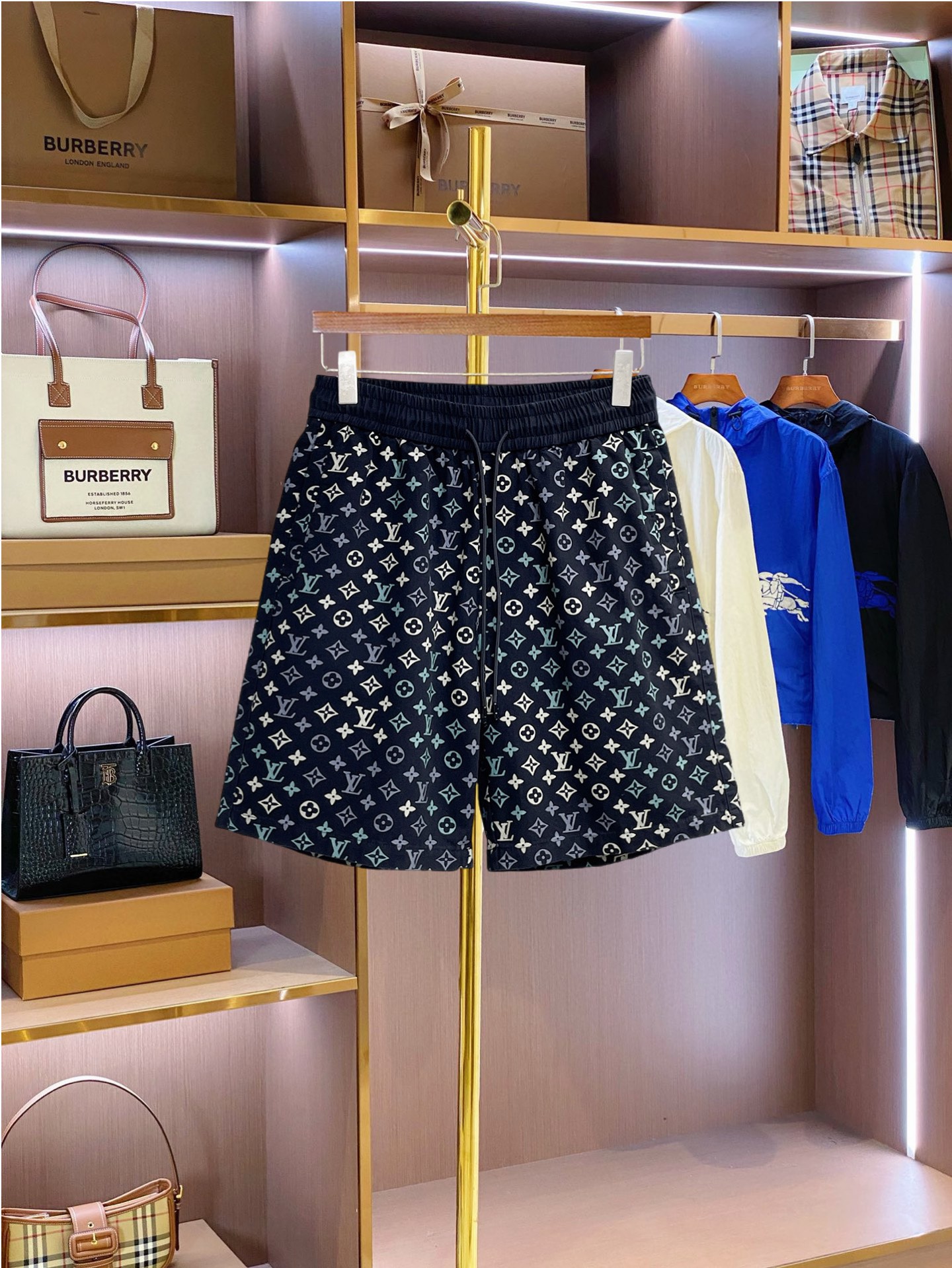 NO:849841,LV three-standard complete 2026 summer new men's casual shorts, advanced custom-made breathable fabrics, extremely breathable, elastic and comfortable, impeccable details, top-grade accessories, original logo design concept, delicate and soft feel!  The upper body fit is awesome!  Sizes M-XXXL, please state your height and weight when ordering,,louis vuitton,shorts,19860909LV 三标齐全 2026夏季新款男士休闲短裤,高级定制面料透气面料 透气弹力舒适度极高,细节无可挑剔,顶级辅料配备,原版logo设计理念,手感细腻柔软！上身版型超赞！尺码M-XXXL下单报身高体重,,louis vuitton,shorts,,Men's clothing