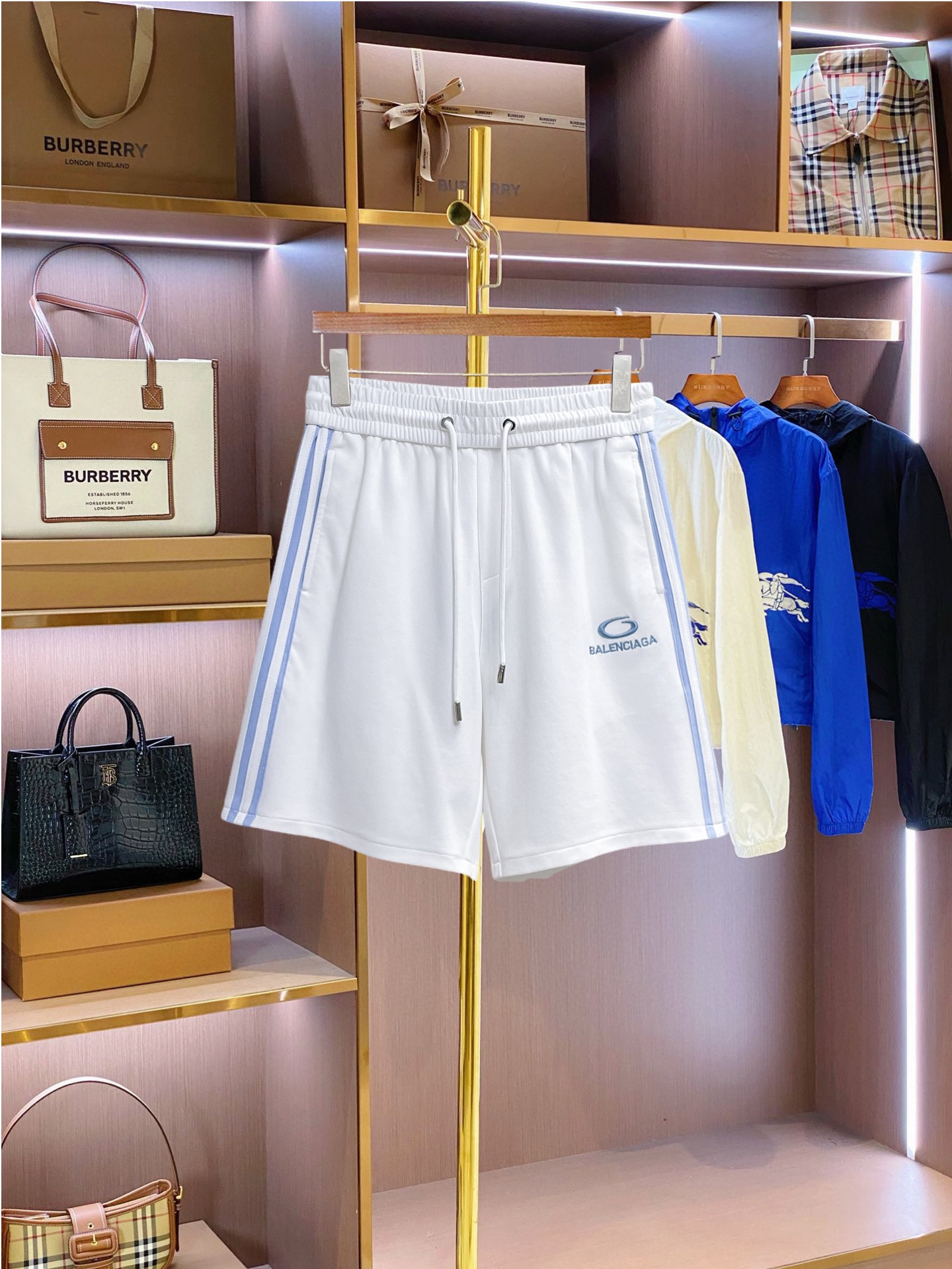NO:849846,Balenciaga's three-standard complete 2026 summer new men's casual shorts, advanced custom-made breathable fabrics, extremely breathable, elastic and comfortable, impeccable details, top-grade accessories, original logo design concept, delicate and soft feel!  The upper body fit is awesome!  Sizes M-XXXL, please state your height and weight when ordering,,balenciaga,shorts,19860909巴黎世家 三标齐全 2026夏季新款男士休闲短裤,高级定制面料透气面料 透气弹力舒适度极高,细节无可挑剔,顶级辅料配备,原版logo设计理念,手感细腻柔软！上身版型超赞！尺码M-XXXL下单报身高体重,,balenciaga,shorts,,Men's clothing