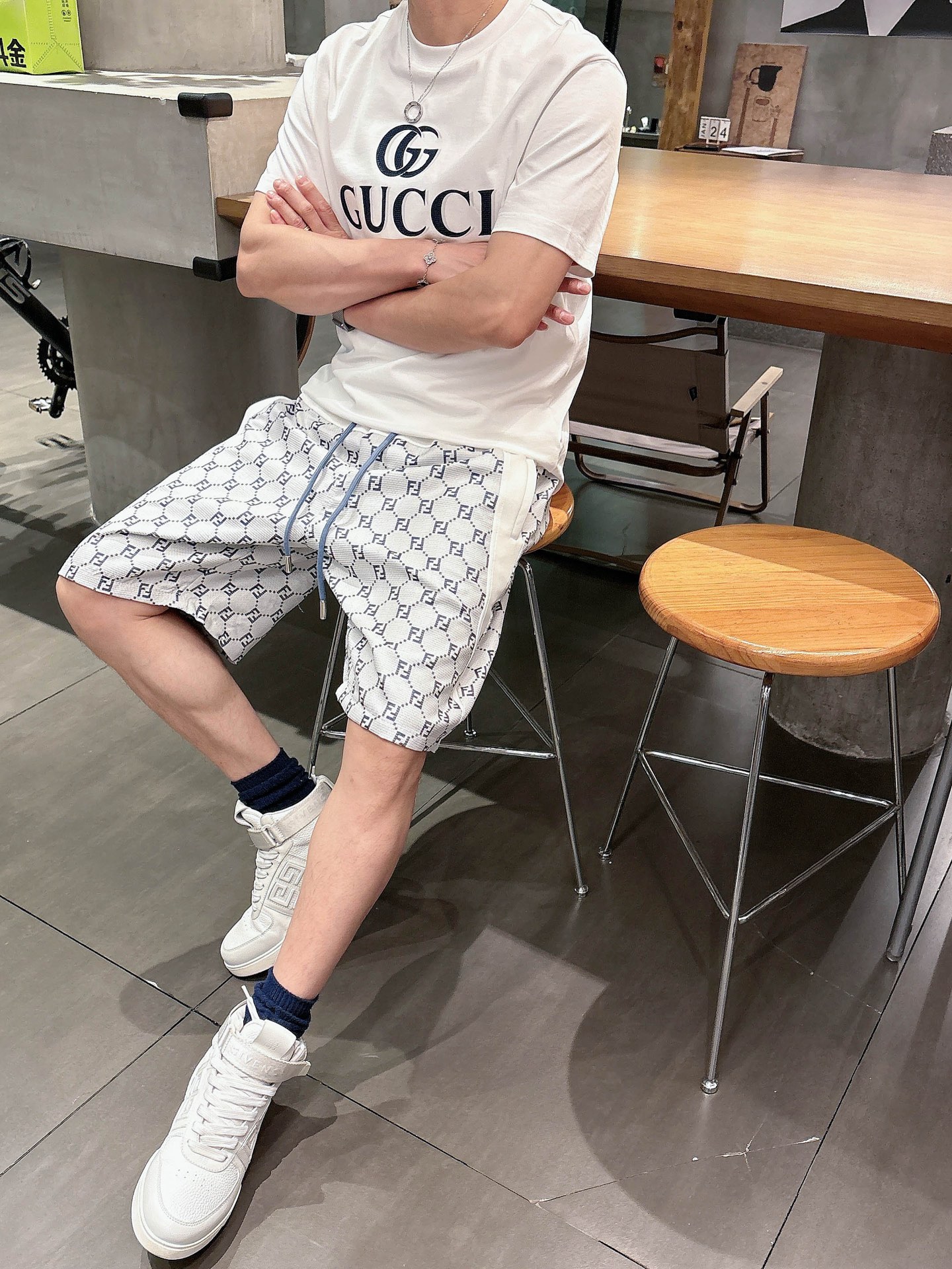 芬迪  三标齐全    2026夏季新款男士休闲短裤，高级定制面料透气面料 透气弹力舒适度极高，细节无可