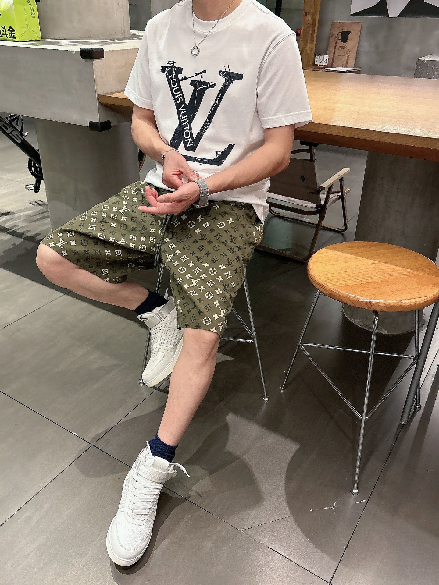 LV  三标齐全    2026夏季新款男士休闲短裤，高级定制面料透气面料 透气弹力舒适度极高，细节无可