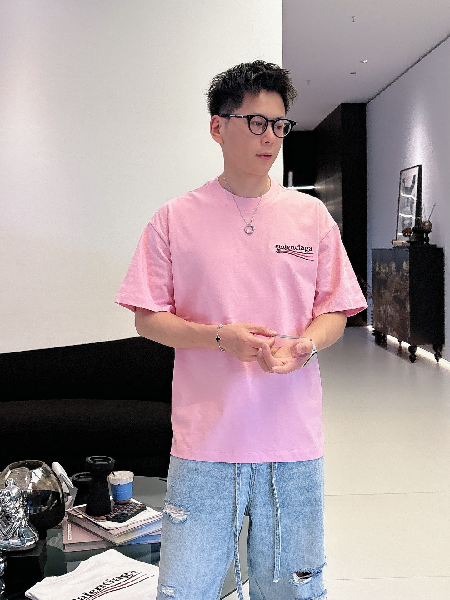 NO:835588,Balenciaga has all three standards. 2026 summer new and latest short-sleeved T-shirts, available at counters, original goods, fashionable original imported technical fabrics, comfortable and breathable upper body, original customized hardware accessories, handsome and stylish upper body, complete three standards, recommended style, extremely high grade, purchasing code number M-3XL, balenciaga, T-shirt, tees, t-shirt,19860909巴黎世家 三标齐全. 2026夏季新款最新品短袖T恤,专柜同步有售,原单狠货,时尚进口原版科技面料,上身舒适透气,原版定制五金辅料,上身帅气有型,三标齐全,推荐款,档次极高,代购级码数M-3XL,,balenciaga,T-shirt,tees，t-shirt,,Men's clothing