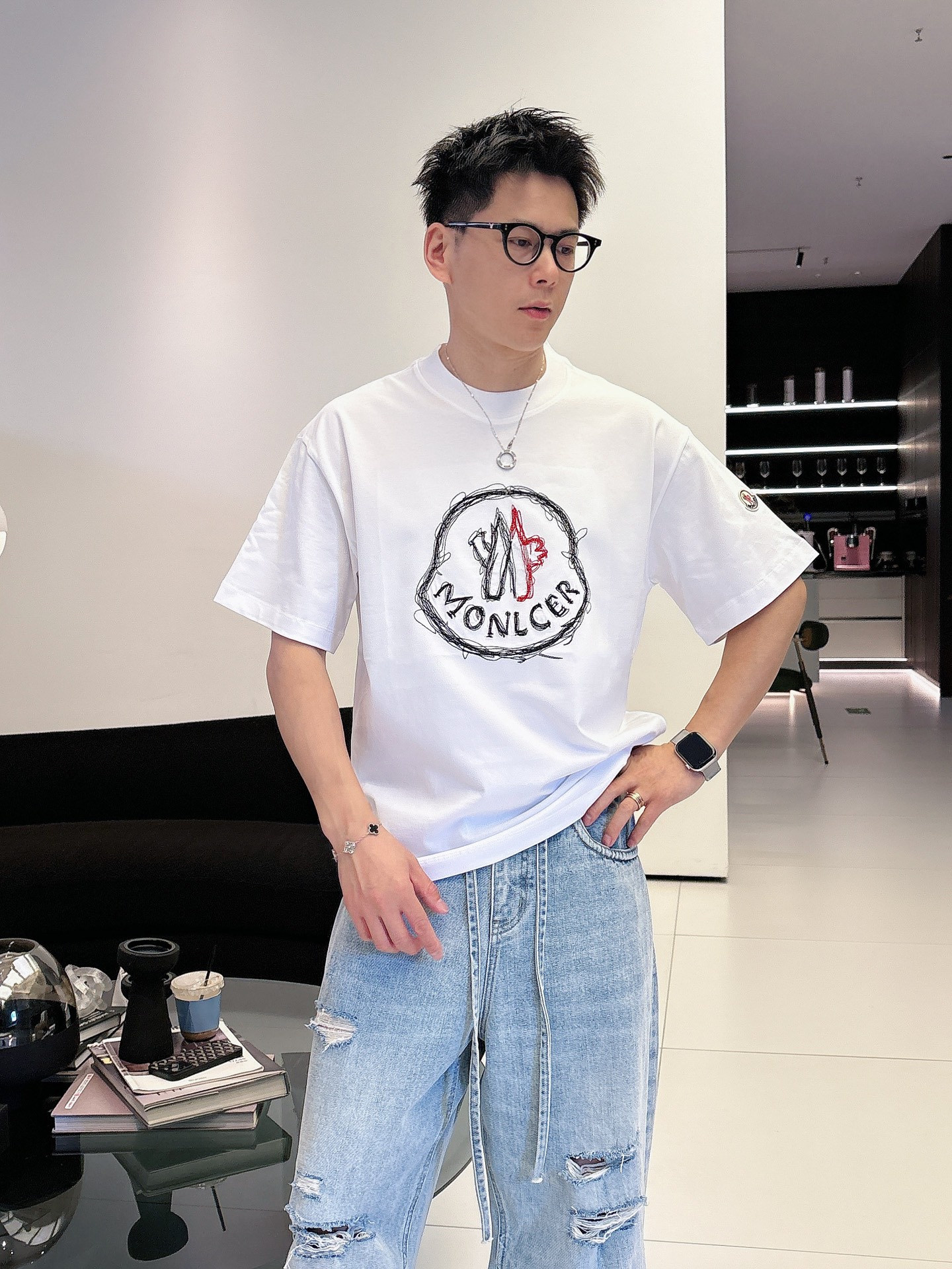 NO:835593,Meng Mouth, complete with three standards. 2026 new summer latest short-sleeved T-shirt, available at counters simultaneously, original goods, fashionable imported original technical fabrics, upper body comfortable and breathable, original customized hardware accessories, handsome and stylish upper body, complete with three standards, recommended style, extremely high grade, purchasing code number M-3XL, Moncler, T-shirt, tees, t-shirt,19860909蒙口 三标齐全. 2026夏季新款最新品短袖T恤,专柜同步有售,原单狠货,时尚进口原版科技面料,上身舒适透气,原版定制五金辅料,上身帅气有型,三标齐全,推荐款,档次极高,代购级码数M-3XL,,Moncler,T-shirt,tees，t-shirt,,Men's clothing