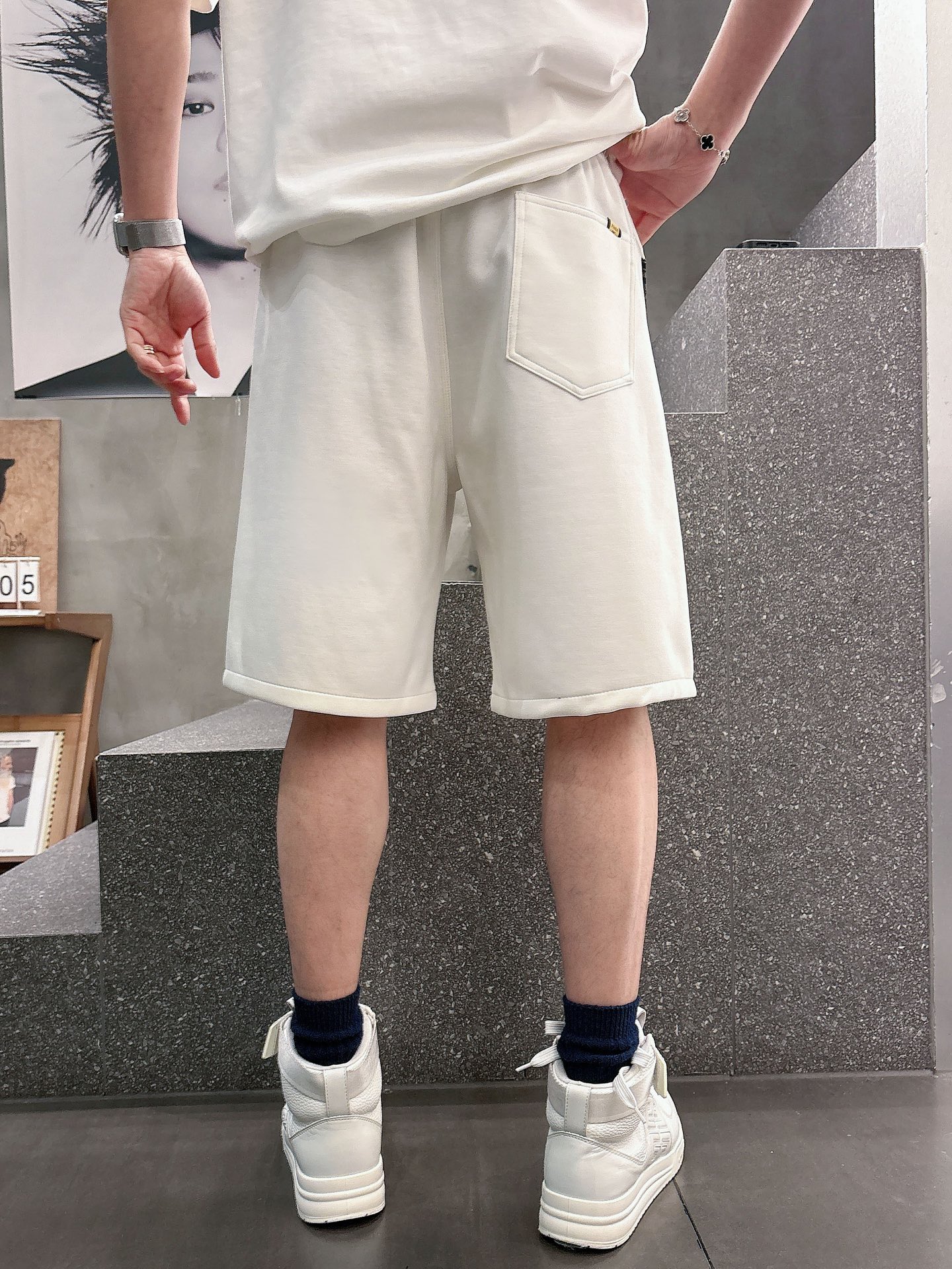 芬迪  三标齐全    2026夏季新款男士休闲短裤，高级定制面料透气面料 透气弹力舒适度极高，细节无可