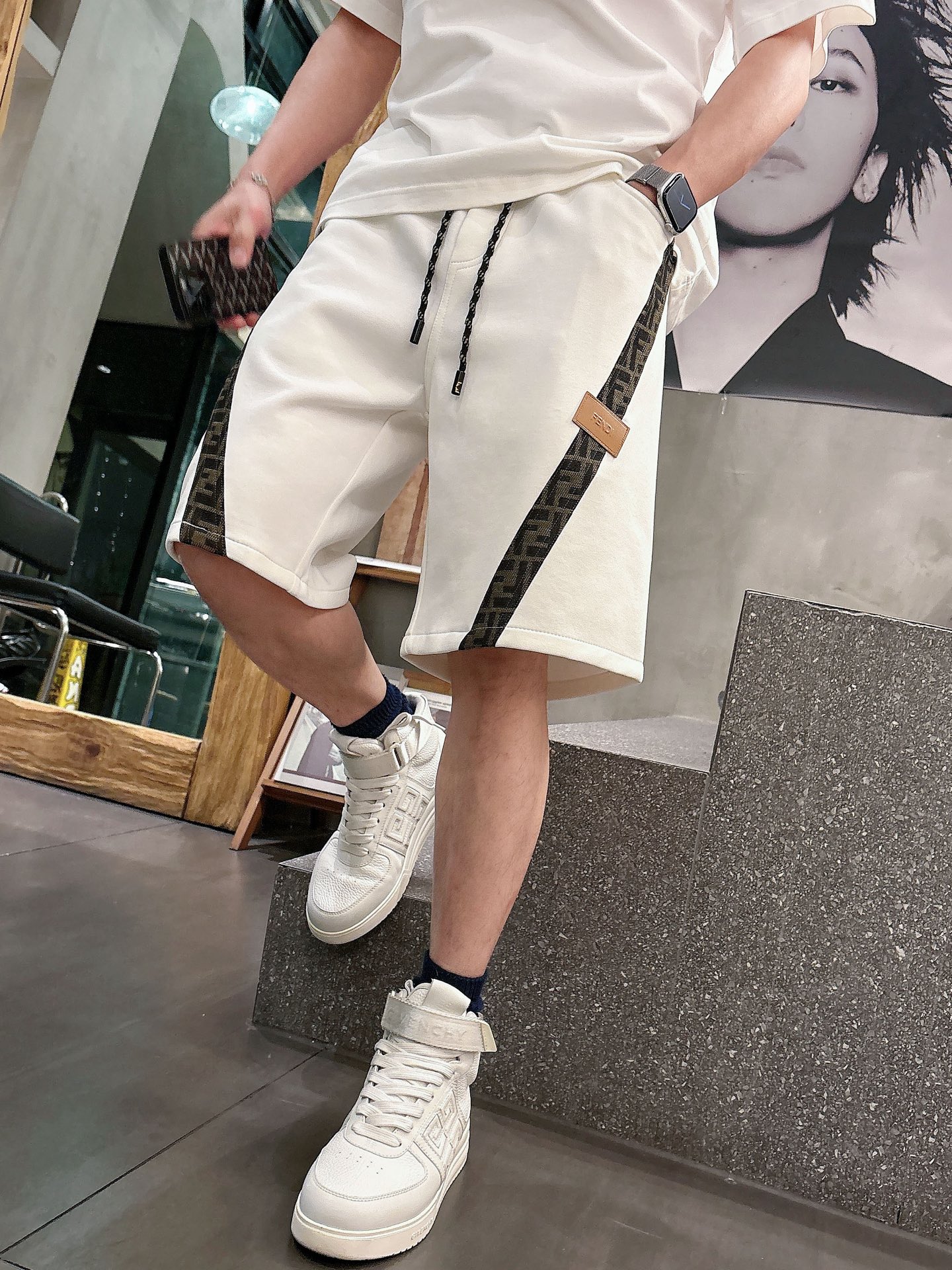NO:844134,Fendi's three-standard complete 2026 new summer men's casual shorts, advanced custom-made breathable fabrics, extremely breathable, elastic and comfortable, impeccable details, top-grade accessories, original logo design concept, delicate and soft feel!  The upper body fit is awesome!  For sizes M-XXXL, please state your height and weight when placing an order, fendi, shorts,19860909芬迪 三标齐全 2026夏季新款男士休闲短裤,高级定制面料透气面料 透气弹力舒适度极高,细节无可挑剔,顶级辅料配备,原版logo设计理念,手感细腻柔软！上身版型超赞！尺码M-XXXL下单报身高体重,,fendi,shorts,,Men's clothing