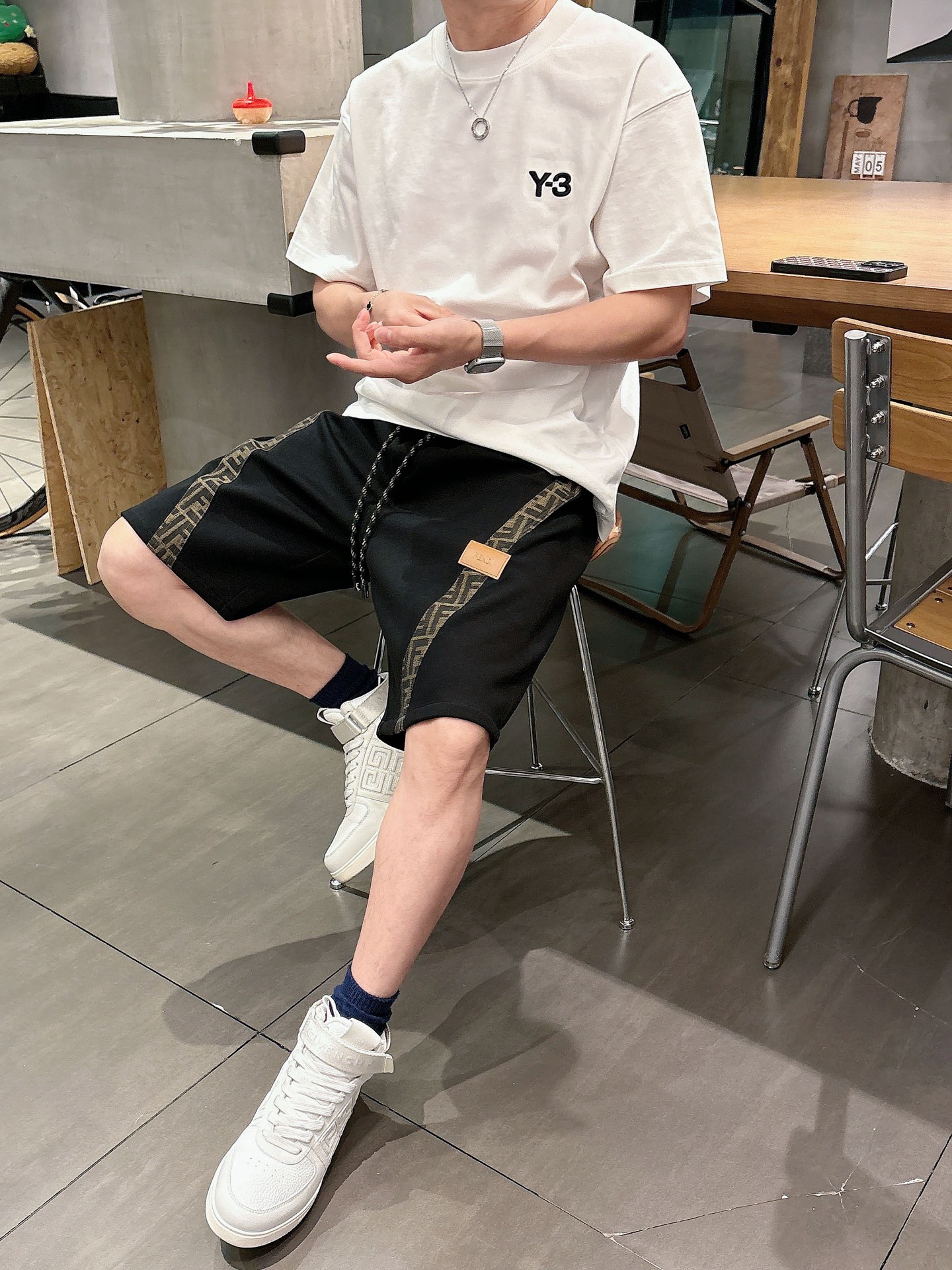 芬迪  三标齐全    2026夏季新款男士休闲短裤，高级定制面料透气面料 透气弹力舒适度极高，细节无可