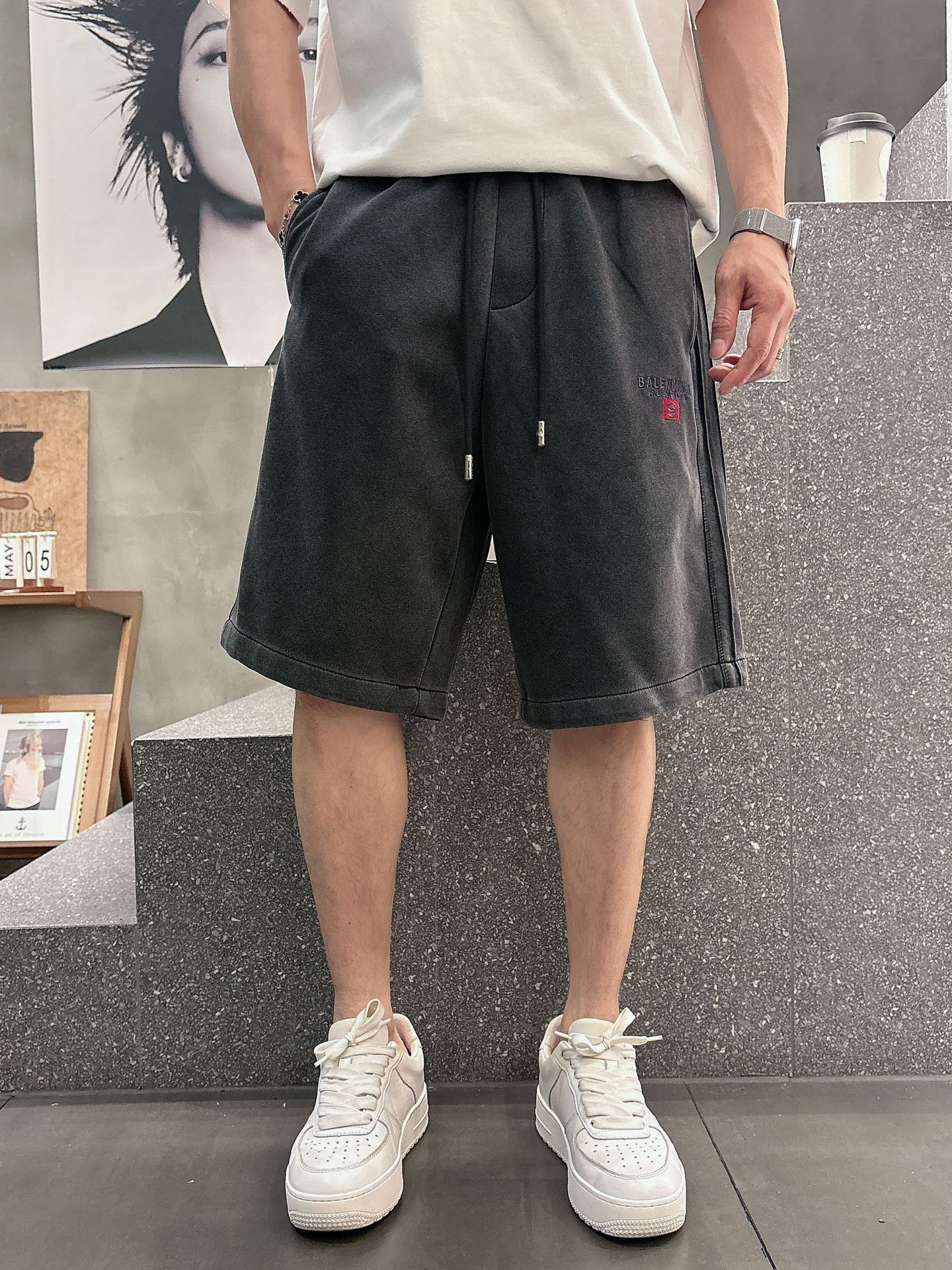 巴黎世家  三标齐全    2026夏季新款男士休闲短裤，高级定制面料透气面料 透气弹力舒适度极高，细节
