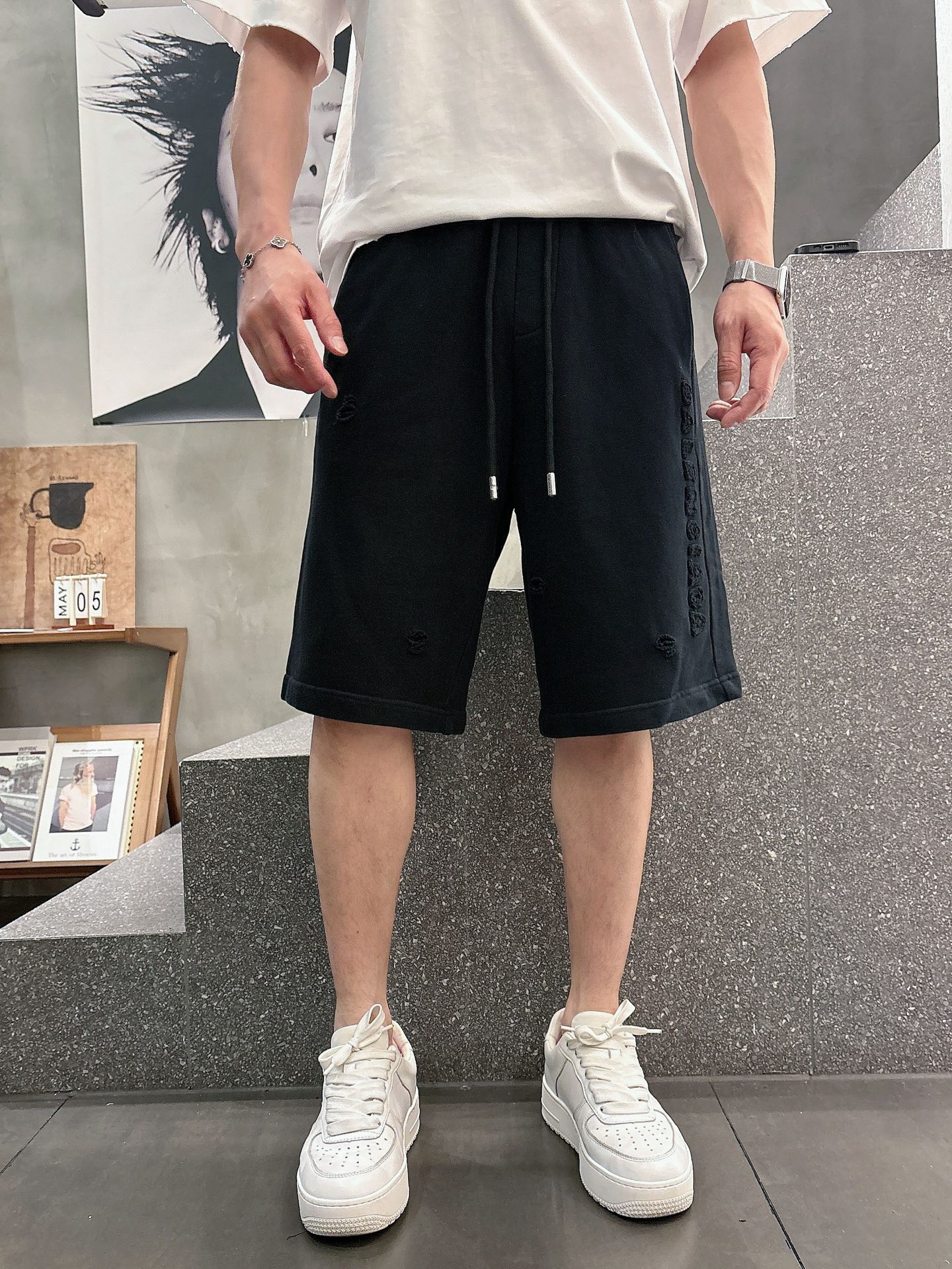 巴黎世家  三标齐全    2026夏季新款男士休闲短裤，高级定制面料透气面料 透气弹力舒适度极高，细节