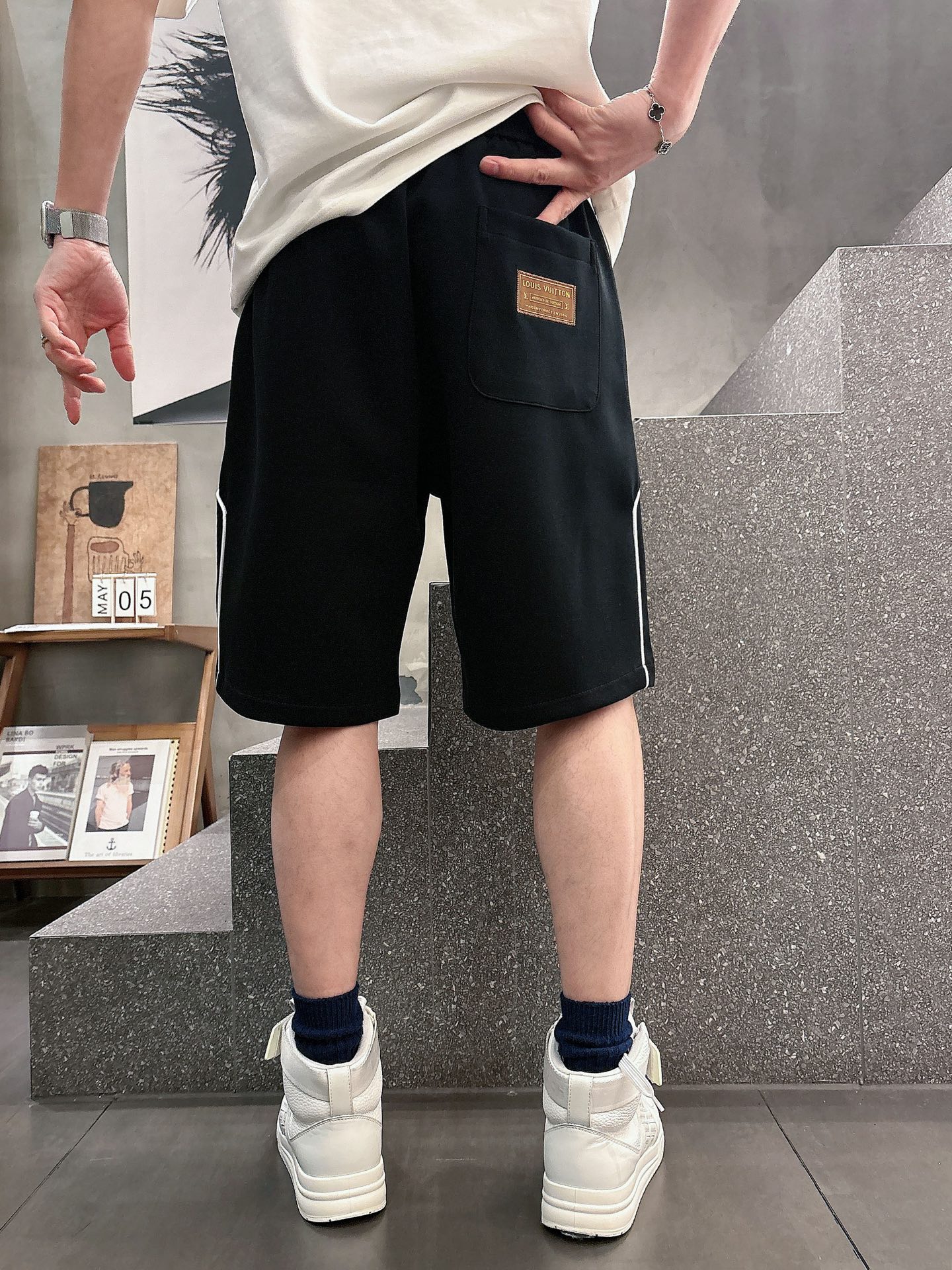 LV  三标齐全    2026夏季新款男士休闲短裤，高级定制面料透气面料 透气弹力舒适度极高，细节无可