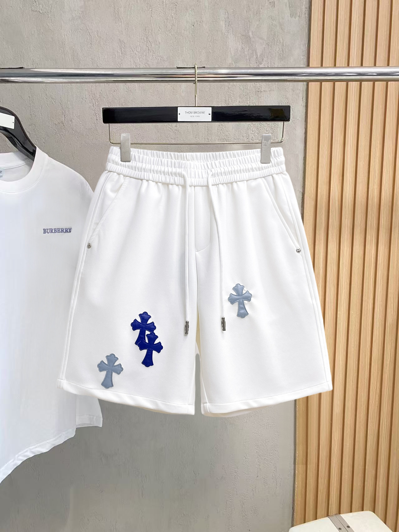 NO:846696,Croxin three-standard complete 2026 new summer men's casual shorts, advanced custom-made breathable fabrics, extremely breathable, elastic and comfortable, impeccable details, top-grade accessories, original logo design concept, delicate and soft feel!  The upper body fit is awesome!  Sizes M-XXXL, please state your height and weight when ordering,,chrome hearts,shorts,19860909克罗心三标齐全 2026夏季新款男士休闲短裤,高级定制面料透气面料 透气弹力舒适度极高,细节无可挑剔,顶级辅料配备,原版logo设计理念,手感细腻柔软！上身版型超赞！尺码M-XXXL下单报身高体重,,chrome hearts,shorts,,Men's clothing