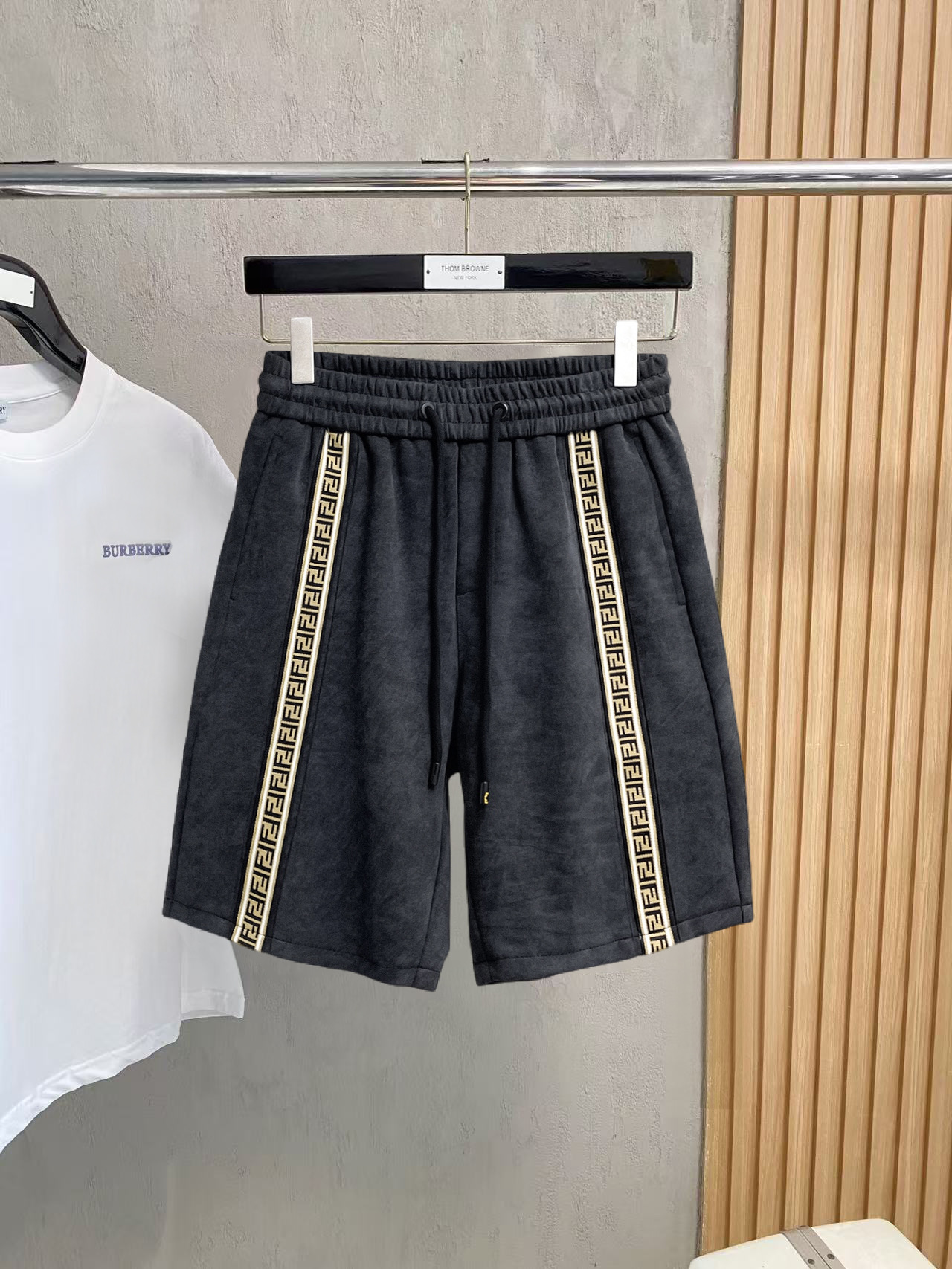 NO:846699,Fendi's three-standard complete 2026 summer new men's casual shorts, advanced custom-made breathable fabrics, extremely breathable, elastic and comfortable, impeccable details, top-grade accessories, original logo design concept, delicate and soft feel!  The upper body fit is awesome!  For sizes M-XXXL, please state your height and weight when placing an order, fendi, shorts,19860909芬迪三标齐全 2026夏季新款男士休闲短裤,高级定制面料透气面料 透气弹力舒适度极高,细节无可挑剔,顶级辅料配备,原版logo设计理念,手感细腻柔软！上身版型超赞！尺码M-XXXL下单报身高体重,,fendi,shorts,,Men's clothing