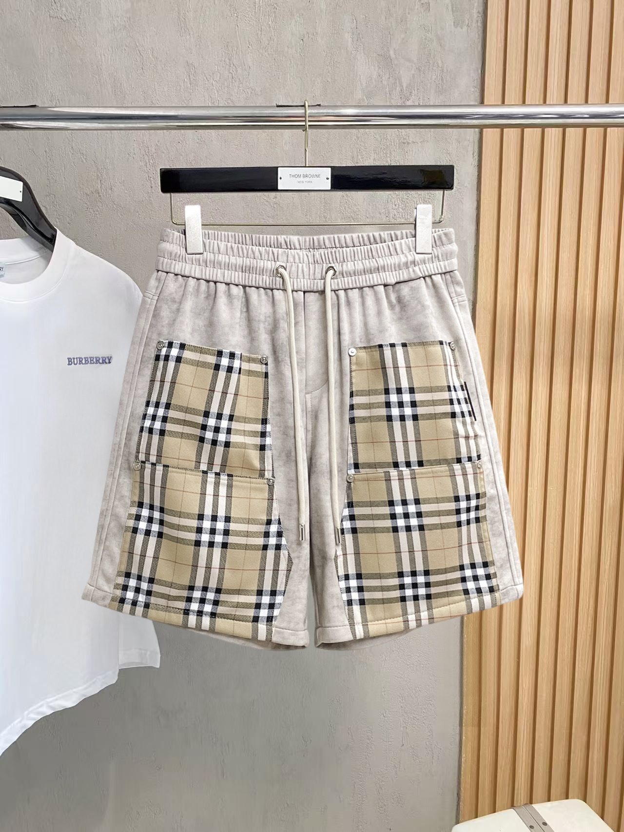 NO:846703,Burberry's 2026 new summer men's casual shorts with three complete standards, advanced custom-made breathable fabrics, extremely breathable, elastic and comfortable, impeccable details, top-grade accessories, original logo design concept, delicate and soft feel!  The upper body fit is awesome!  Sizes M-XXXL, please state your height and weight when ordering, burberry, shorts,19860909巴宝莉三标齐全 2026夏季新款男士休闲短裤,高级定制面料透气面料 透气弹力舒适度极高,细节无可挑剔,顶级辅料配备,原版logo设计理念,手感细腻柔软！上身版型超赞！尺码M-XXXL下单报身高体重,,burberry,shorts,,Men's clothing