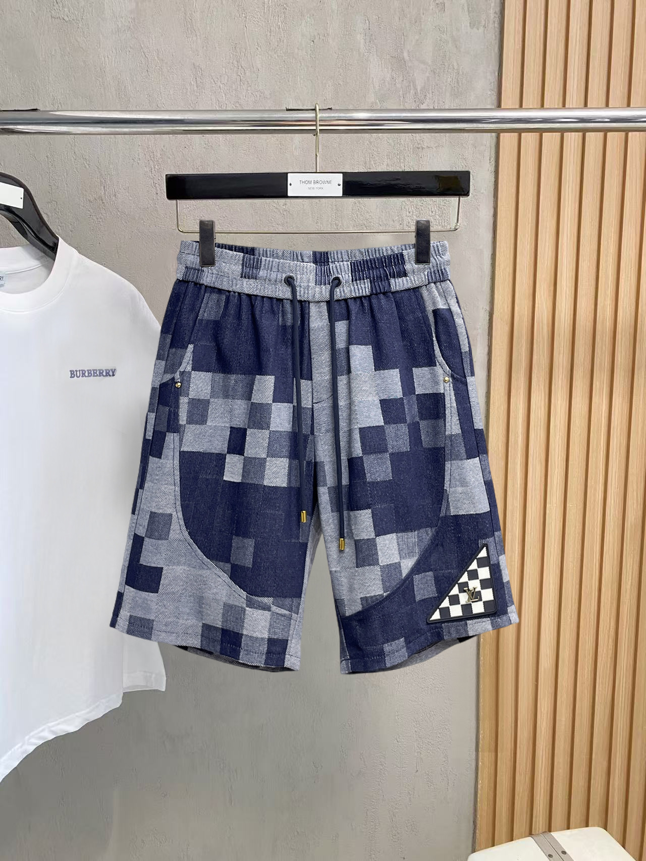 NO:846706,LV three-standard complete 2026 summer new men's casual shorts, advanced custom-made breathable fabrics, extremely breathable, elastic and comfortable, impeccable details, top-grade accessories, original logo design concept, delicate and soft feel!  The upper body fit is awesome!  Sizes M-XXXL, please state your height and weight when ordering,,louis vuitton,shorts,19860909LV 三标齐全 2026夏季新款男士休闲短裤,高级定制面料透气面料 透气弹力舒适度极高,细节无可挑剔,顶级辅料配备,原版logo设计理念,手感细腻柔软！上身版型超赞！尺码M-XXXL下单报身高体重,,louis vuitton,shorts,,Men's clothing
