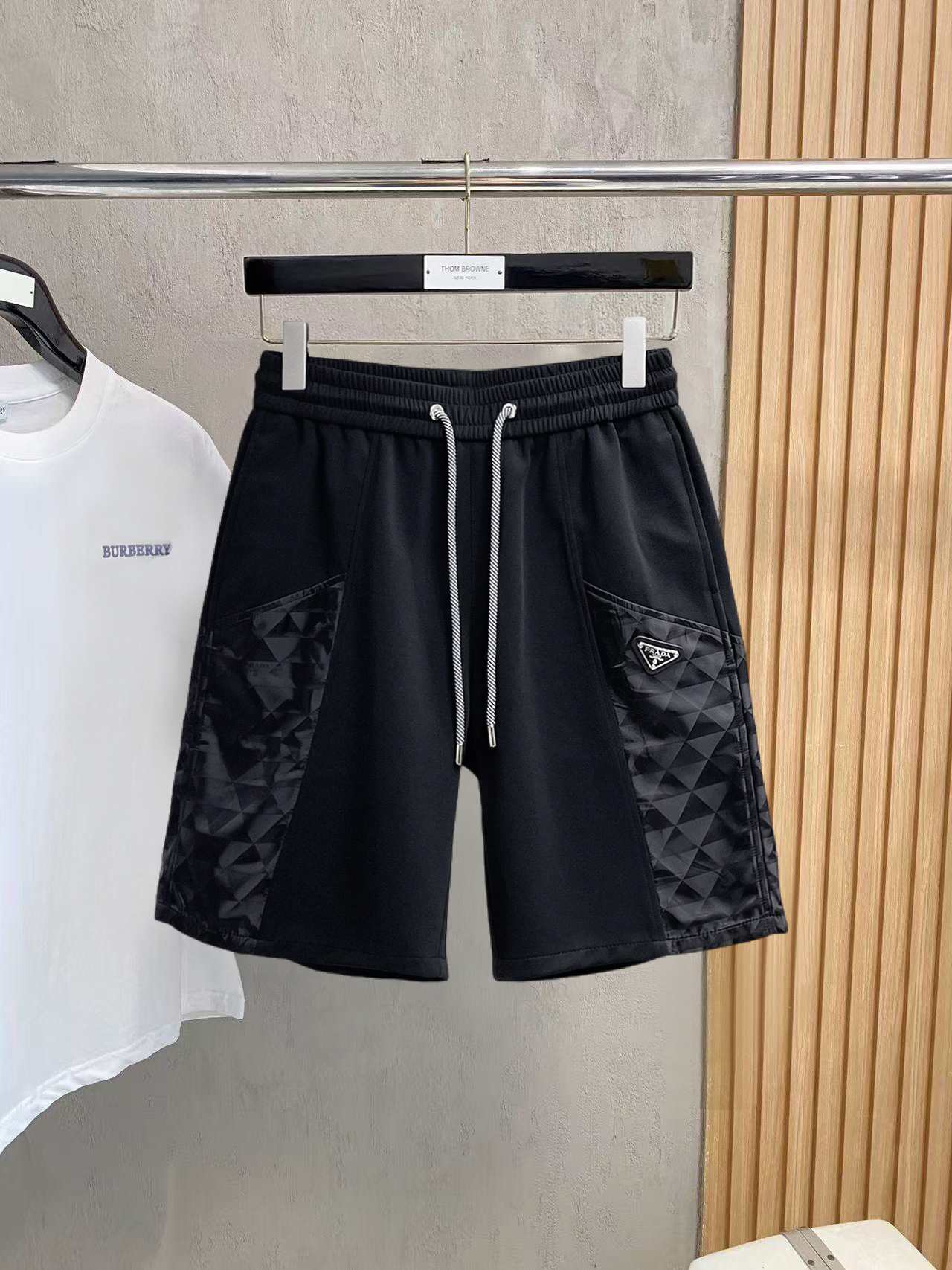 NO:846712,Prada's three-standard complete 2026 new summer men's casual shorts, advanced custom-made breathable fabrics, extremely breathable, elastic and comfortable, impeccable details, top-grade accessories, original logo design concept, delicate and soft feel!  The upper body fit is awesome!  Sizes M-XXXL, please state your height and weight when ordering, prada, shorts,19860909普拉达 三标齐全 2026夏季新款男士休闲短裤,高级定制面料透气面料 透气弹力舒适度极高,细节无可挑剔,顶级辅料配备,原版logo设计理念,手感细腻柔软！上身版型超赞！尺码M-XXXL下单报身高体重,,prada,shorts,,Men's clothing