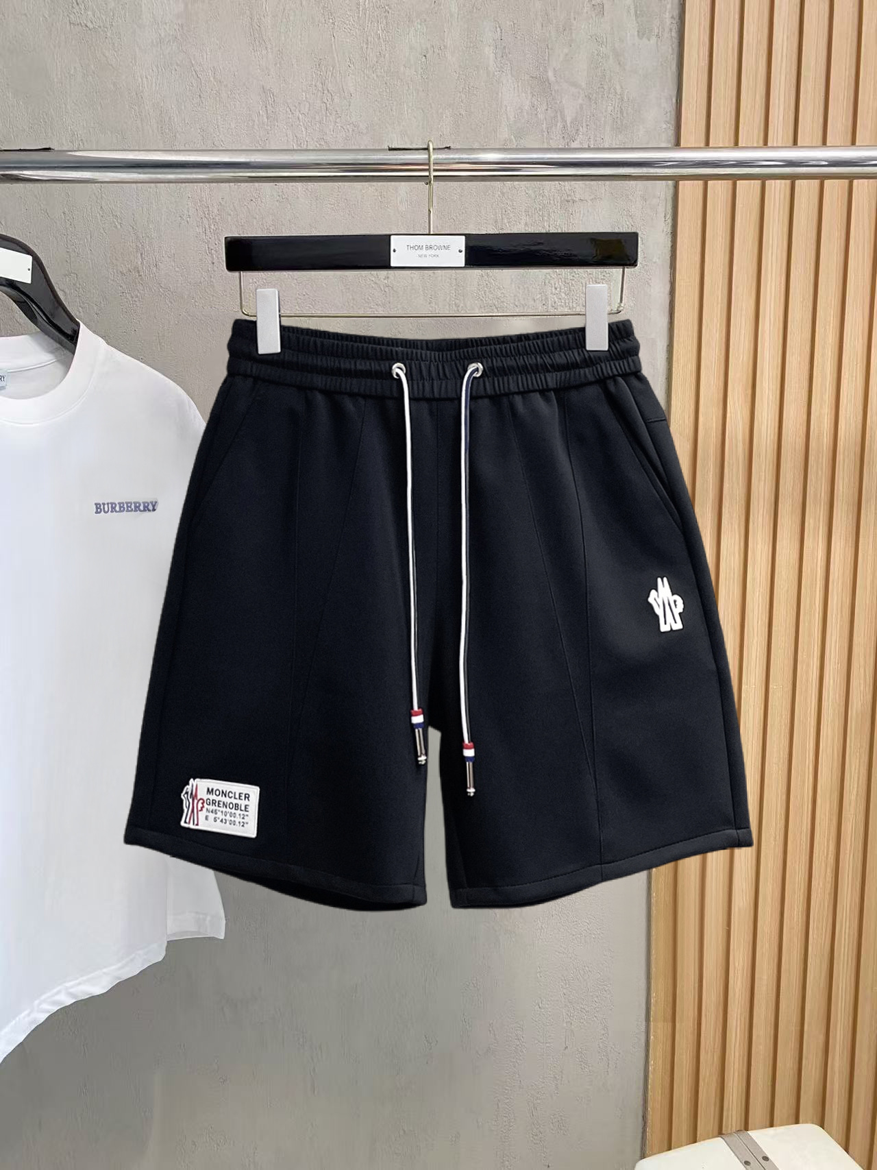 NO:846715,Mouth-mounted, complete with three standards, 2026 new summer men's casual shorts, advanced custom-made breathable fabrics, extremely breathable, elastic and comfortable, with impeccable details, top-grade accessories, original logo design concept, delicate and soft feel!  The upper body fit is awesome!  Sizes M-XXXL, please state your height and weight when ordering,,Moncler,shorts,19860909蒙口 三标齐全 2026夏季新款男士休闲短裤,高级定制面料透气面料 透气弹力舒适度极高,细节无可挑剔,顶级辅料配备,原版logo设计理念,手感细腻柔软！上身版型超赞！尺码M-XXXL下单报身高体重,,Moncler,shorts,,Men's clothing
