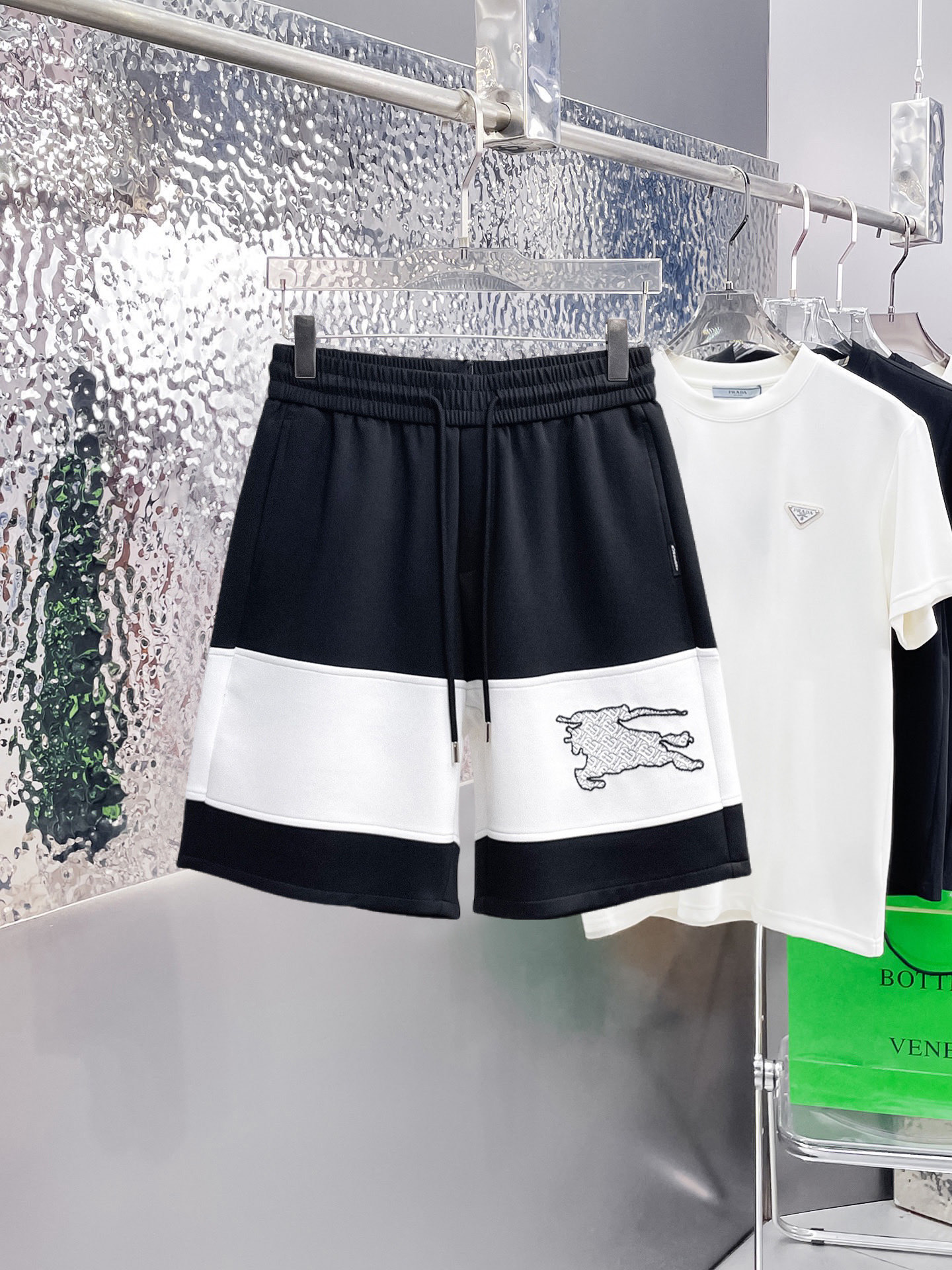 NO:915167,Burberry's three-standard complete 2026 new summer men's casual shorts, advanced custom-made breathable fabrics, extremely breathable, elastic and comfortable, impeccable details, top-grade accessories, original logo design concept, delicate and soft feel!  The upper body fit is awesome!  Sizes M-XXXL, please state your height and weight when ordering, burberry, shorts,19860909巴宝莉 三标齐全 2026夏季新款男士休闲短裤,高级定制面料透气面料 透气弹力舒适度极高,细节无可挑剔,顶级辅料配备,原版logo设计理念,手感细腻柔软！上身版型超赞！尺码M-XXXL下单报身高体重,,burberry,shorts,,Men's clothing