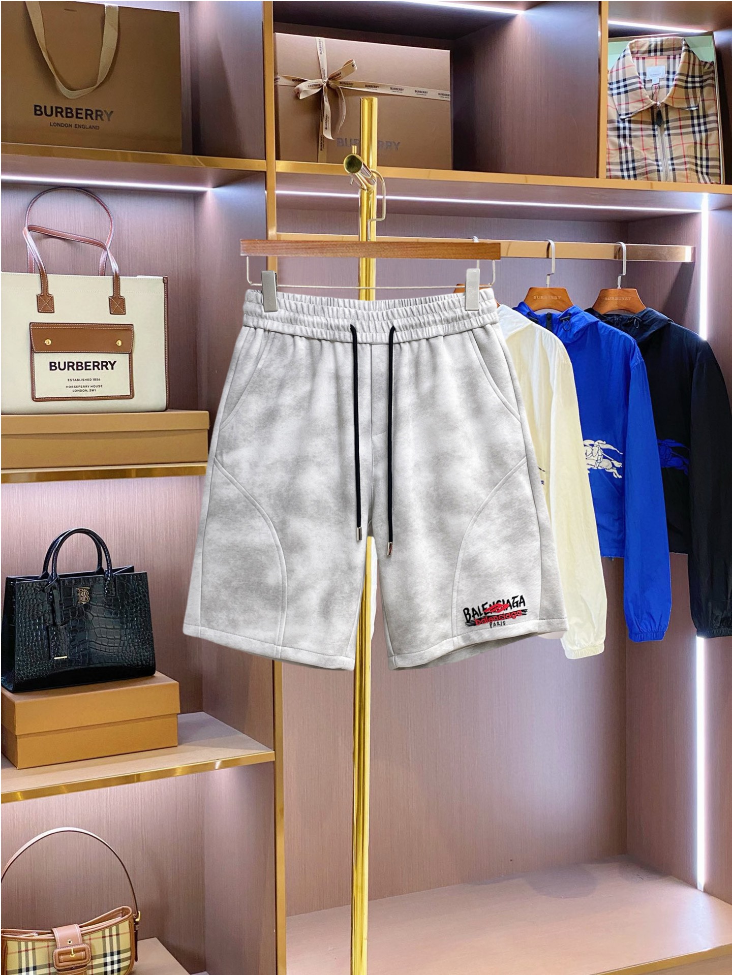 NO:849859,Balenciaga's three-standard complete 2026 summer new men's casual shorts, advanced custom-made breathable fabrics, extremely breathable, elastic and comfortable, impeccable details, top-grade accessories, original logo design concept, delicate and soft feel!  The upper body fit is awesome!  Sizes M-XXXL, please state your height and weight when ordering,,balenciaga,shorts,19860909巴黎世家 三标齐全 2026夏季新款男士休闲短裤,高级定制面料透气面料 透气弹力舒适度极高,细节无可挑剔,顶级辅料配备,原版logo设计理念,手感细腻柔软！上身版型超赞！尺码M-XXXL下单报身高体重,,balenciaga,shorts,,Men's clothing