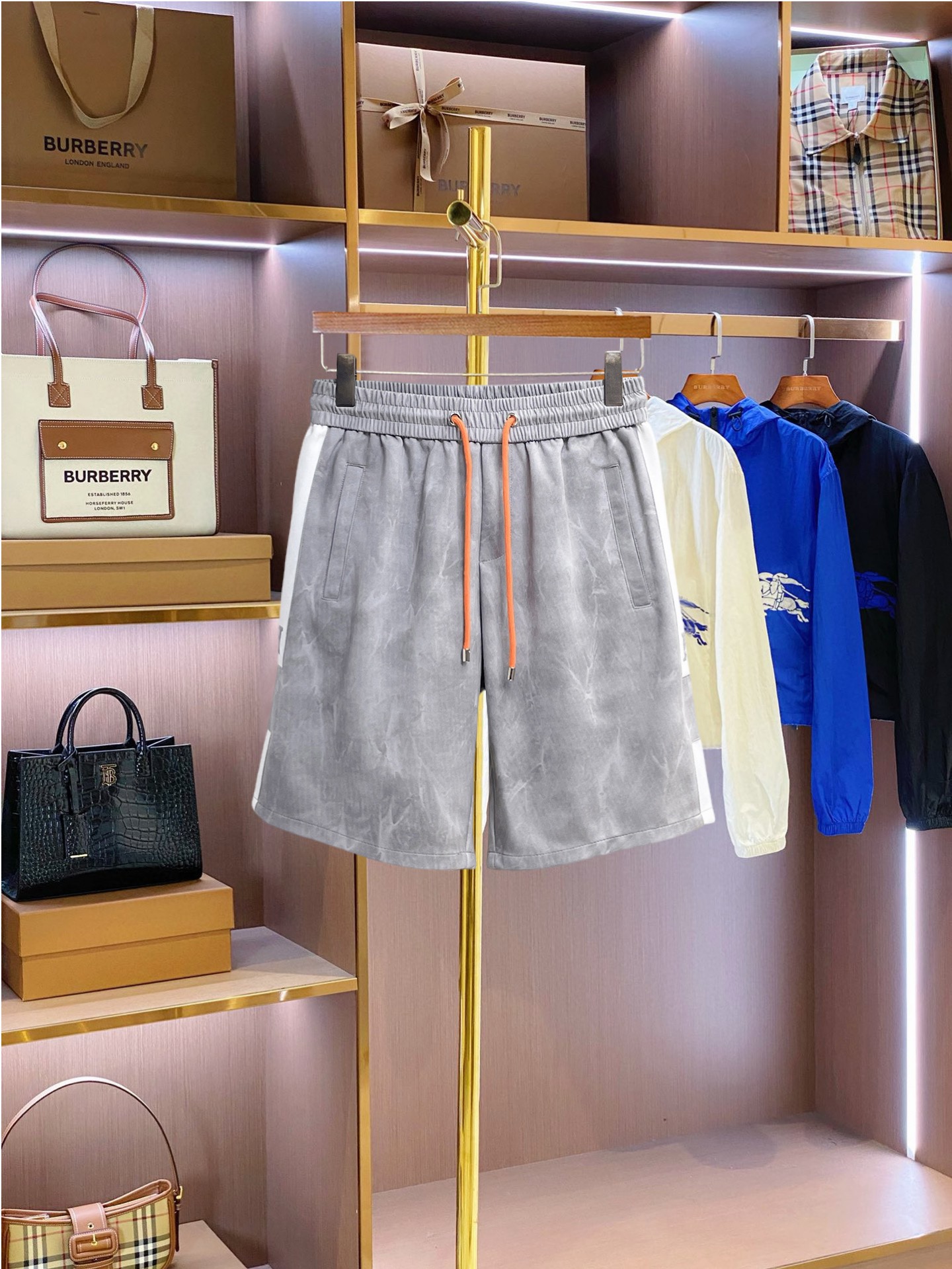 NO:849862,Hermès complete three-standard 2026 new summer men's casual shorts, advanced custom-made breathable fabrics, extremely breathable, elastic and comfortable, with impeccable details, top-grade accessories, original logo design concept, delicate and soft feel!  The upper body fit is awesome!  For sizes M-XXXL, please state your height and weight when ordering, hermes, shorts,19860909爱马仕 三标齐全 2026夏季新款男士休闲短裤,高级定制面料透气面料 透气弹力舒适度极高,细节无可挑剔,顶级辅料配备,原版logo设计理念,手感细腻柔软！上身版型超赞！尺码M-XXXL下单报身高体重,,hermes,shorts,,Men's clothing