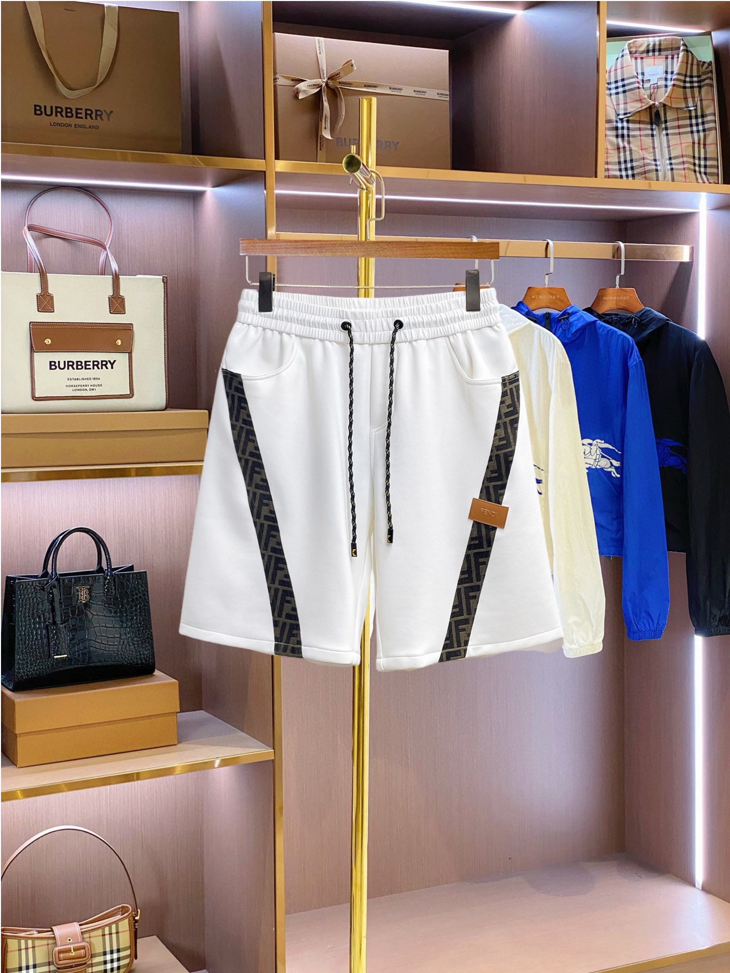 NO:849865,Fendi's three-standard complete 2026 new summer men's casual shorts, advanced custom-made breathable fabrics, extremely breathable, elastic and comfortable, impeccable details, top-grade accessories, original logo design concept, delicate and soft feel!  The upper body fit is awesome!  For sizes M-XXXL, please state your height and weight when placing an order, fendi, shorts,19860909芬迪 三标齐全 2026夏季新款男士休闲短裤,高级定制面料透气面料 透气弹力舒适度极高,细节无可挑剔,顶级辅料配备,原版logo设计理念,手感细腻柔软！上身版型超赞！尺码M-XXXL下单报身高体重,,fendi,shorts,,Men's clothing