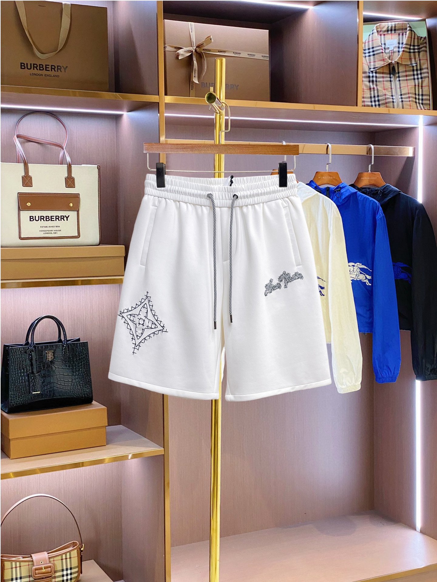 NO:849868,LV three-standard complete 2026 summer new men's casual shorts, advanced custom-made breathable fabrics, extremely breathable, elastic and comfortable, impeccable details, top-grade accessories, original logo design concept, delicate and soft feel!  The upper body fit is awesome!  Sizes M-XXXL, please state your height and weight when ordering,,louis vuitton,shorts,19860909LV 三标齐全 2026夏季新款男士休闲短裤,高级定制面料透气面料 透气弹力舒适度极高,细节无可挑剔,顶级辅料配备,原版logo设计理念,手感细腻柔软！上身版型超赞！尺码M-XXXL下单报身高体重,,louis vuitton,shorts,,Men's clothing