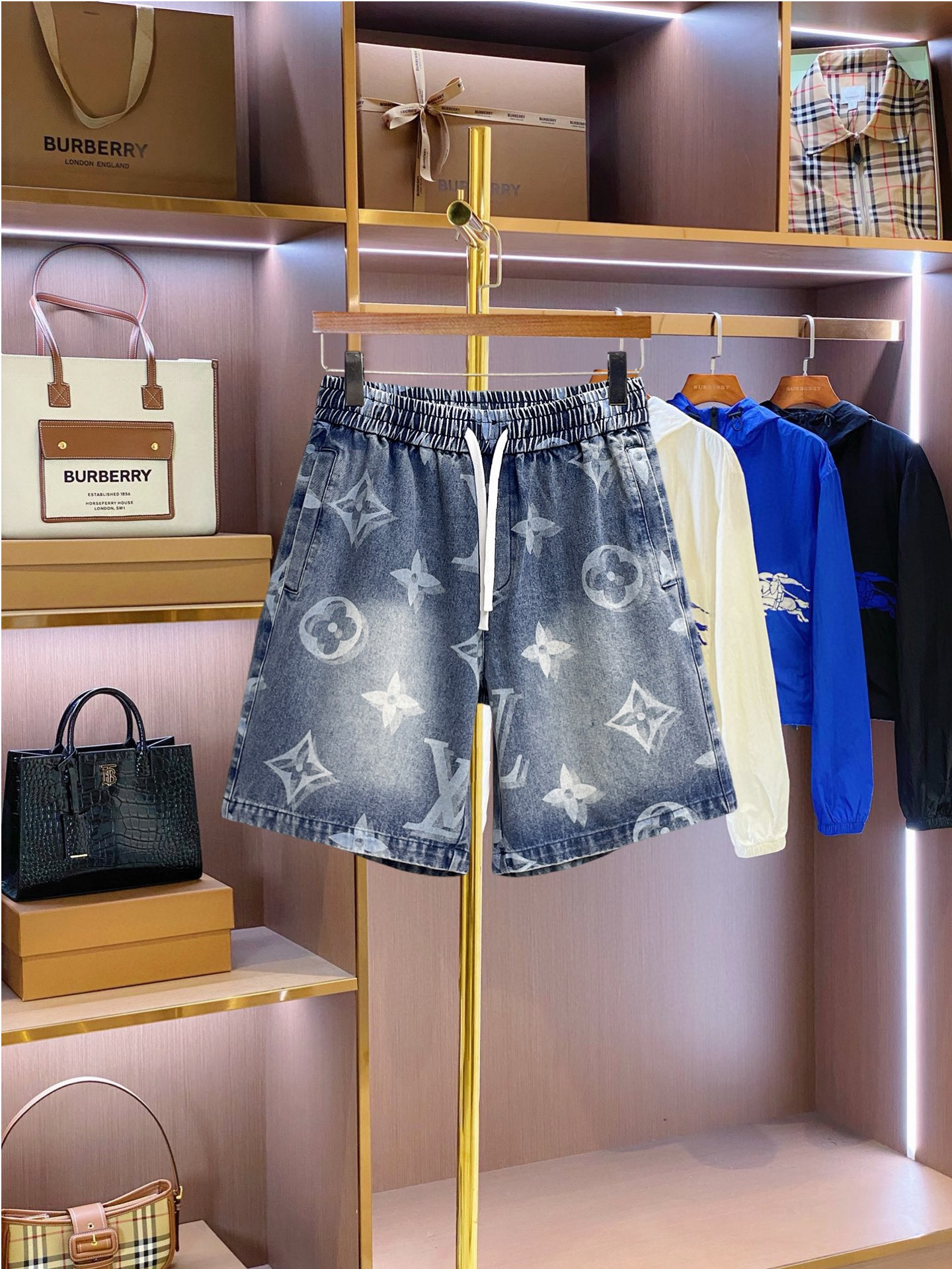 NO:849851,LV three-standard complete 2026 summer new men's casual shorts, advanced custom-made breathable fabrics, extremely breathable, elastic and comfortable, impeccable details, top-grade accessories, original logo design concept, delicate and soft feel!  The upper body fit is awesome!  Sizes M-XXXL, please state your height and weight when ordering,,louis vuitton,shorts,19860909LV 三标齐全 2026夏季新款男士休闲短裤,高级定制面料透气面料 透气弹力舒适度极高,细节无可挑剔,顶级辅料配备,原版logo设计理念,手感细腻柔软！上身版型超赞！尺码M-XXXL下单报身高体重,,louis vuitton,shorts,,Men's clothing