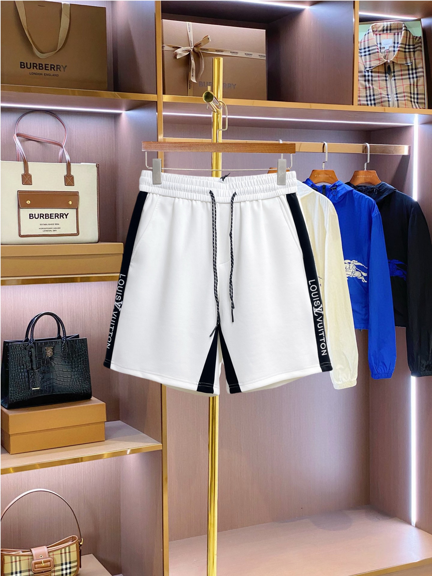NO:849843,LV three-standard complete 2026 summer new men's casual shorts, advanced custom-made breathable fabrics, extremely breathable, elastic and comfortable, impeccable details, top-grade accessories, original logo design concept, delicate and soft feel!  The upper body fit is awesome!  Sizes M-XXXL, please state your height and weight when ordering,,louis vuitton,shorts,19860909LV 三标齐全 2026夏季新款男士休闲短裤,高级定制面料透气面料 透气弹力舒适度极高,细节无可挑剔,顶级辅料配备,原版logo设计理念,手感细腻柔软！上身版型超赞！尺码M-XXXL下单报身高体重,,louis vuitton,shorts,,Men's clothing
