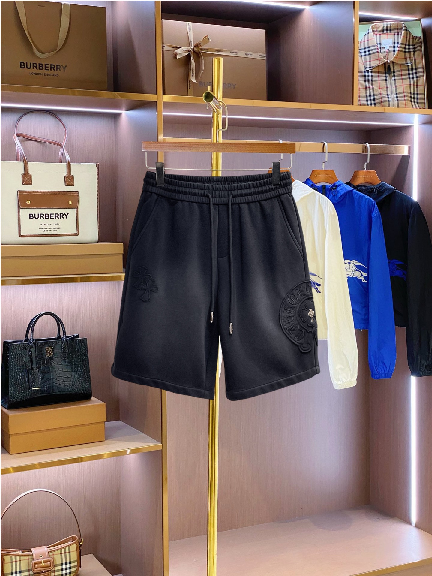 NO:849854,Croxin three-standard complete 2026 new summer men's casual shorts, advanced custom-made breathable fabrics, extremely breathable, elastic and comfortable, impeccable details, top-grade accessories, original logo design concept, delicate and soft feel!  The upper body fit is awesome!  Sizes M-XXXL, please state your height and weight when ordering,,chrome hearts,shorts,19860909克罗心 三标齐全 2026夏季新款男士休闲短裤,高级定制面料透气面料 透气弹力舒适度极高,细节无可挑剔,顶级辅料配备,原版logo设计理念,手感细腻柔软！上身版型超赞！尺码M-XXXL下单报身高体重,,chrome hearts,shorts,,Men's clothing