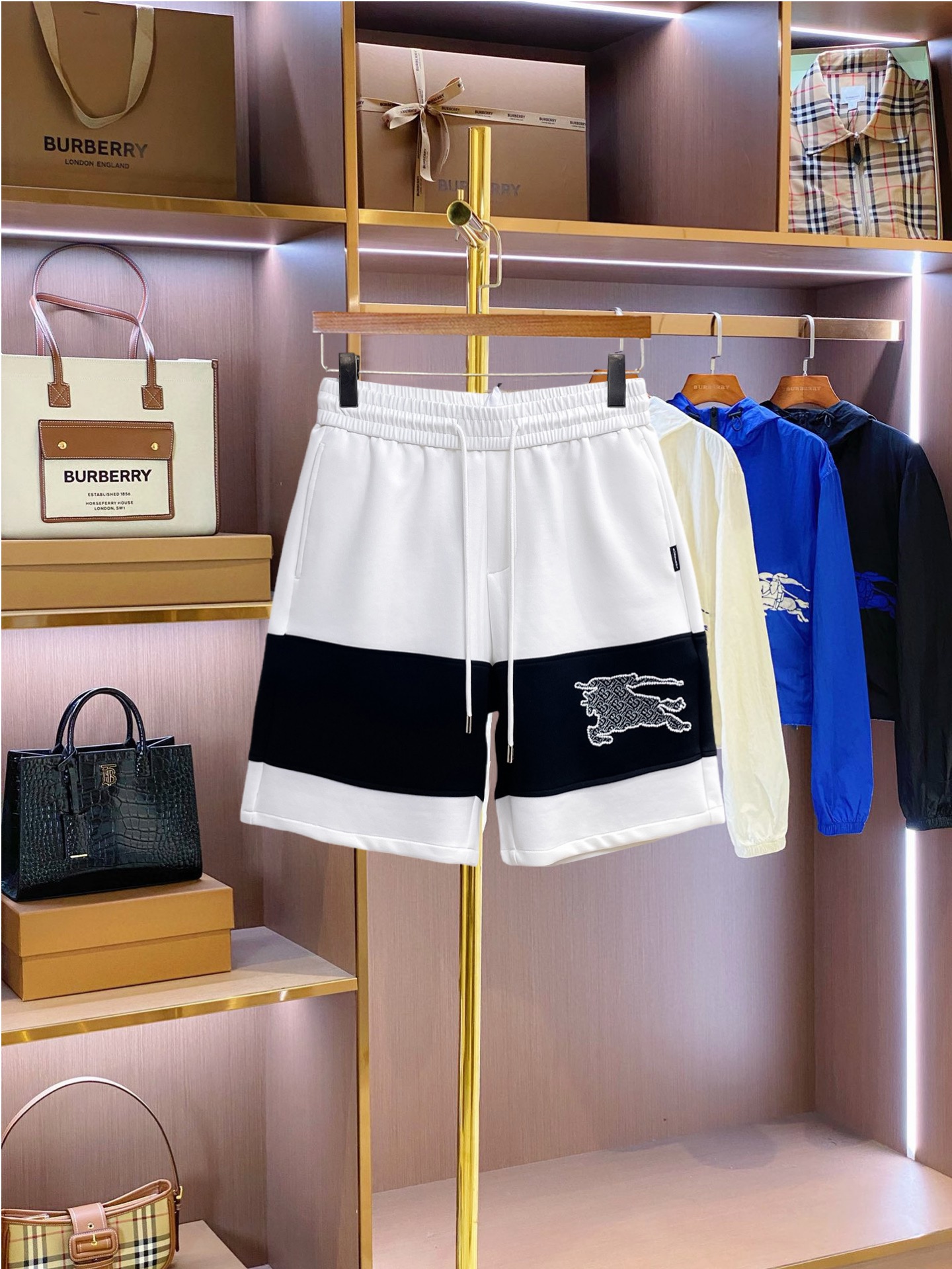 NO:849857,Burberry's three-standard complete 2026 new summer men's casual shorts, advanced custom-made breathable fabrics, extremely breathable, elastic and comfortable, impeccable details, top-grade accessories, original logo design concept, delicate and soft feel!  The upper body fit is awesome!  Sizes M-XXXL, please state your height and weight when ordering, burberry, shorts,19860909巴宝莉 三标齐全 2026夏季新款男士休闲短裤,高级定制面料透气面料 透气弹力舒适度极高,细节无可挑剔,顶级辅料配备,原版logo设计理念,手感细腻柔软！上身版型超赞！尺码M-XXXL下单报身高体重,,burberry,shorts,,Men's clothing