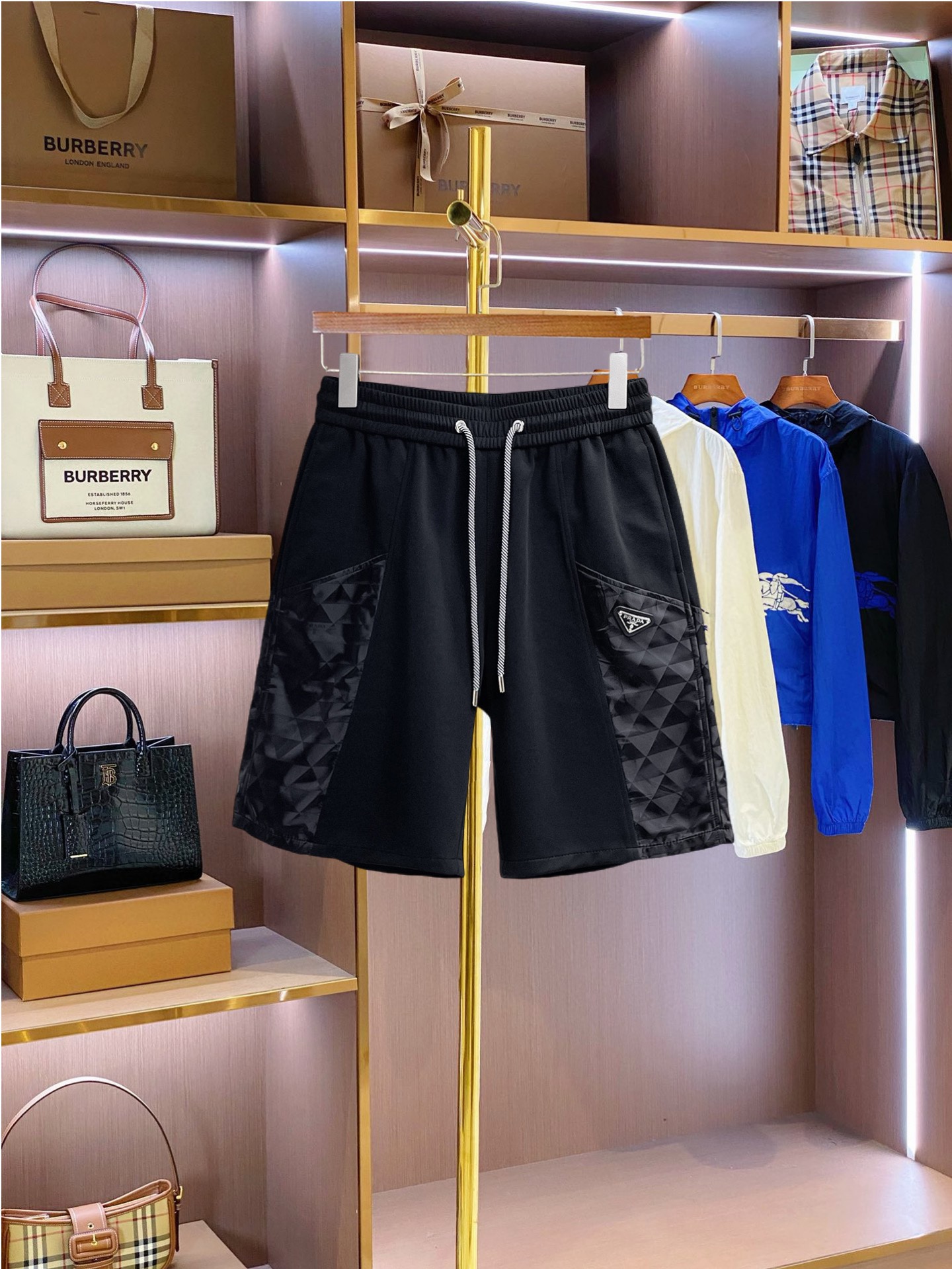 NO:849863,Prada's three-standard complete 2026 new summer men's casual shorts, advanced custom-made breathable fabrics, extremely breathable, elastic and comfortable, impeccable details, top-grade accessories, original logo design concept, delicate and soft feel!  The upper body fit is awesome!  Sizes M-XXXL, please state your height and weight when ordering, prada, shorts,19860909普拉达 三标齐全 2026夏季新款男士休闲短裤,高级定制面料透气面料 透气弹力舒适度极高,细节无可挑剔,顶级辅料配备,原版logo设计理念,手感细腻柔软！上身版型超赞！尺码M-XXXL下单报身高体重,,prada,shorts,,Men's clothing