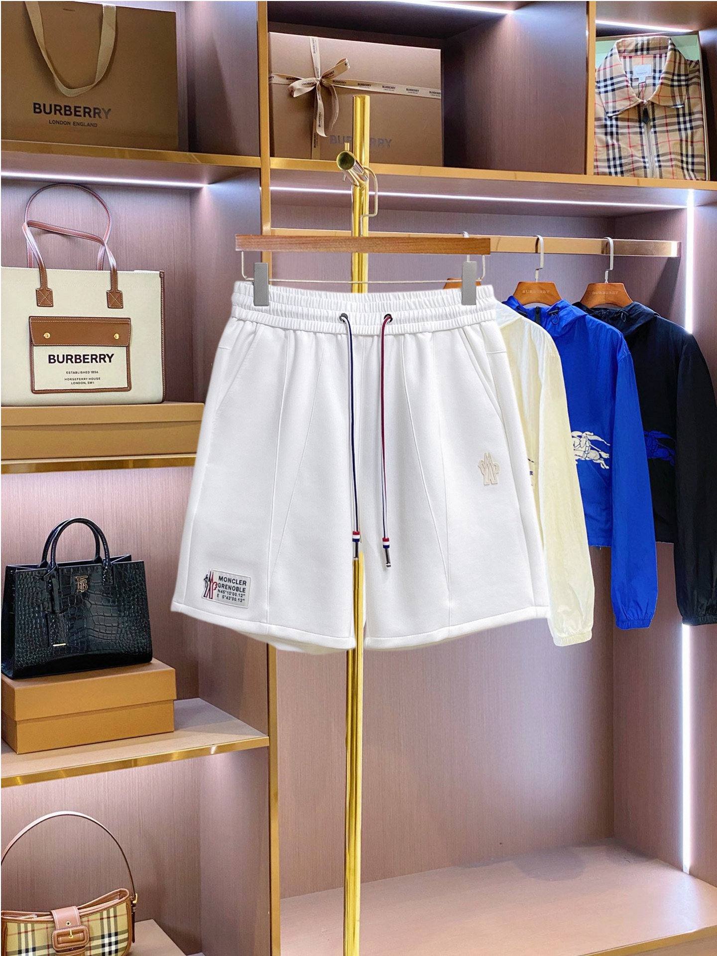 NO:849866,Mouth-mounted, complete with three standards, 2026 new summer men's casual shorts, advanced custom-made breathable fabrics, extremely breathable, elastic and comfortable, with impeccable details, top-grade accessories, original logo design concept, delicate and soft feel!  The upper body fit is awesome!  Sizes M-XXXL, please state your height and weight when ordering,,Moncler,shorts,19860909蒙口 三标齐全 2026夏季新款男士休闲短裤,高级定制面料透气面料 透气弹力舒适度极高,细节无可挑剔,顶级辅料配备,原版logo设计理念,手感细腻柔软！上身版型超赞！尺码M-XXXL下单报身高体重,,Moncler,shorts,,Men's clothing