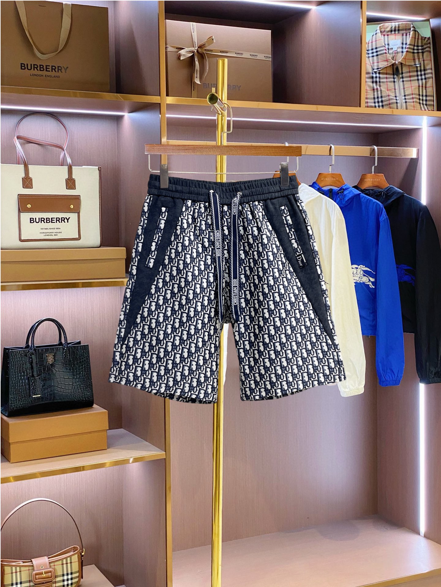 NO:849847,Dior's 2026 new summer men's casual shorts with three complete standards, advanced custom-made breathable fabrics, extremely breathable, elastic and comfortable, impeccable details, top-grade accessories, original logo design concept, delicate and soft feel!  The upper body fit is awesome!  For sizes M-XXXL, please state your height and weight when ordering, dior, shorts,19860909迪奥 三标齐全 2026夏季新款男士休闲短裤,高级定制面料透气面料 透气弹力舒适度极高,细节无可挑剔,顶级辅料配备,原版logo设计理念,手感细腻柔软！上身版型超赞！尺码M-XXXL下单报身高体重,,dior,shorts,,Men's clothing