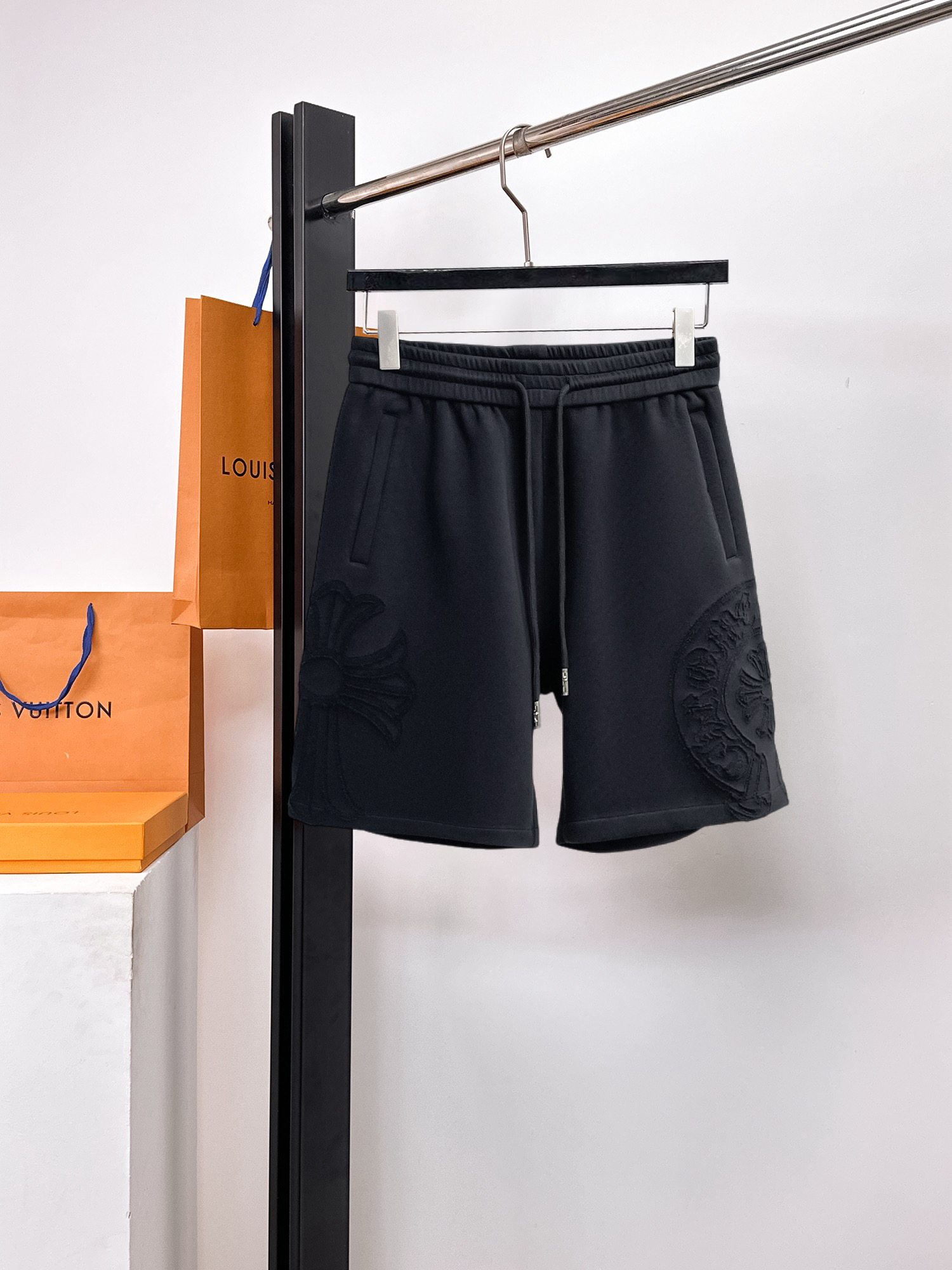 NO:936400,Croxin three-standard complete 2026 new summer men's casual shorts, advanced custom-made breathable fabrics, extremely breathable, elastic and comfortable, impeccable details, top-grade accessories, original logo design concept, delicate and soft feel!  The upper body shape is awesome!  Sizes M-XXXL, please state your height and weight when ordering,,chrome hearts,shorts,19860909克罗心 三标齐全 2026夏季新款男士休闲短裤,高级定制面料透气面料 透气弹力舒适度极高,细节无可挑剔,顶级辅料配备,原版logo设计理念,手感细腻柔软！上身版型超赞！尺码M-XXXL下单报身高体重,,chrome hearts,shorts,,Men's clothing