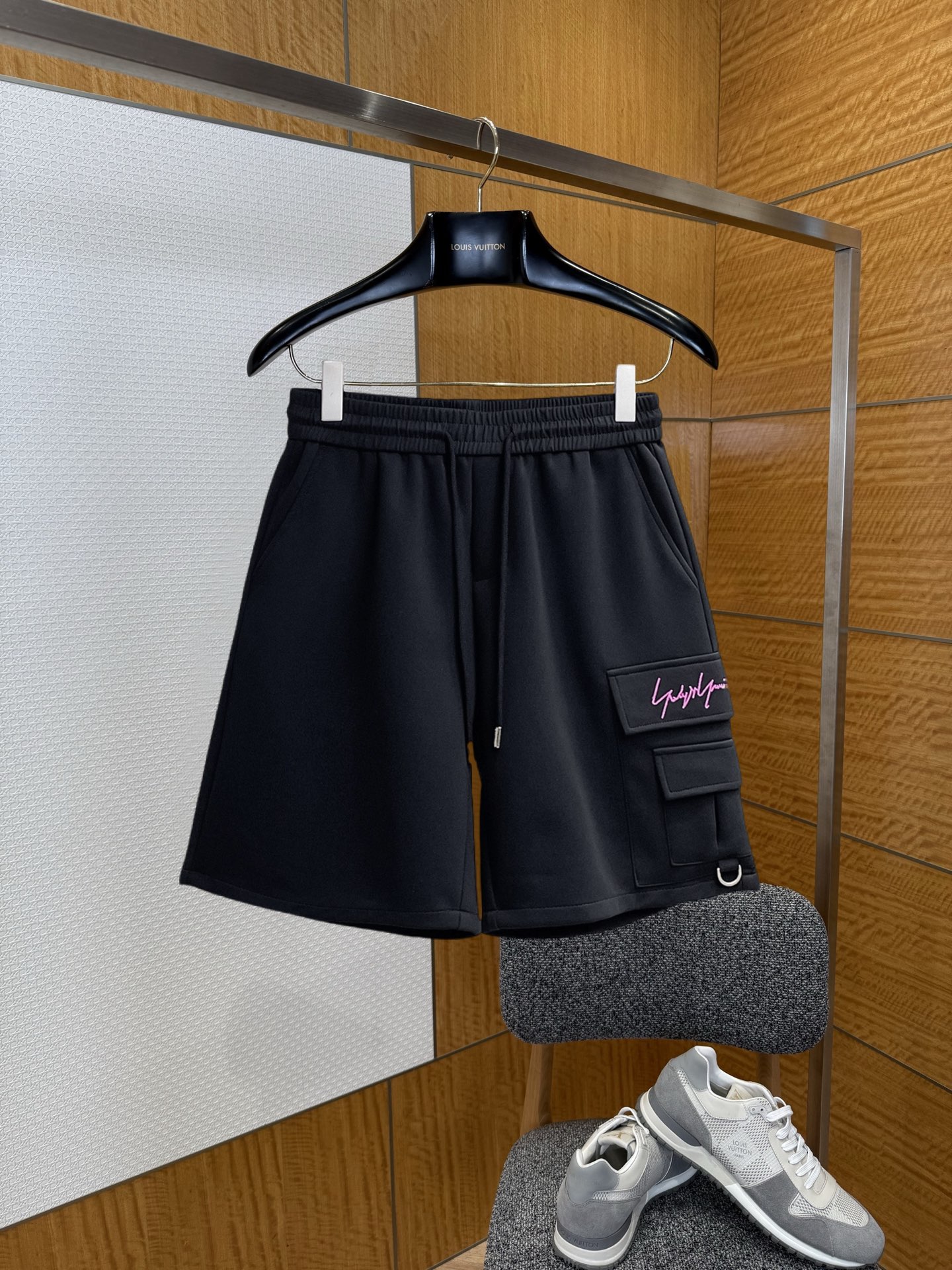 NO:859709,Y3 complete three standards 2026 new summer men's casual shorts, advanced custom-made breathable fabrics, extremely breathable, elastic and comfortable, impeccable details, top-grade accessories, original logo design concept, delicate and soft feel!  The upper body fit is awesome!  Sizes M-XXXL, please state your height and weight when ordering,,shorts,19860909Y3 三标齐全 2026夏季新款男士休闲短裤,高级定制面料透气面料 透气弹力舒适度极高,细节无可挑剔,顶级辅料配备,原版logo设计理念,手感细腻柔软！上身版型超赞！尺码M-XXXL下单报身高体重,,shorts,,Men's clothing