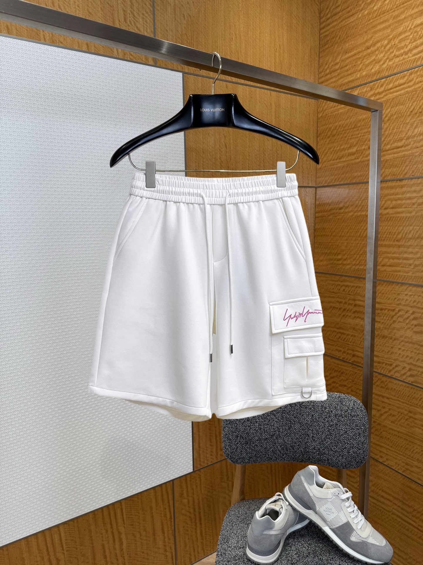 NO:859720,Y3 three-standard complete 2026 summer new men's casual shorts, advanced custom-made breathable fabrics, extremely breathable, elastic and comfortable, impeccable details, top-grade accessories, original logo design concept, delicate and soft feel!  The upper body fit is awesome!  Sizes M-XXXL, please state your height and weight when ordering,,shorts,19860909Y3三标齐全 2026夏季新款男士休闲短裤,高级定制面料透气面料 透气弹力舒适度极高,细节无可挑剔,顶级辅料配备,原版logo设计理念,手感细腻柔软！上身版型超赞！尺码M-XXXL下单报身高体重,,shorts,,Men's clothing