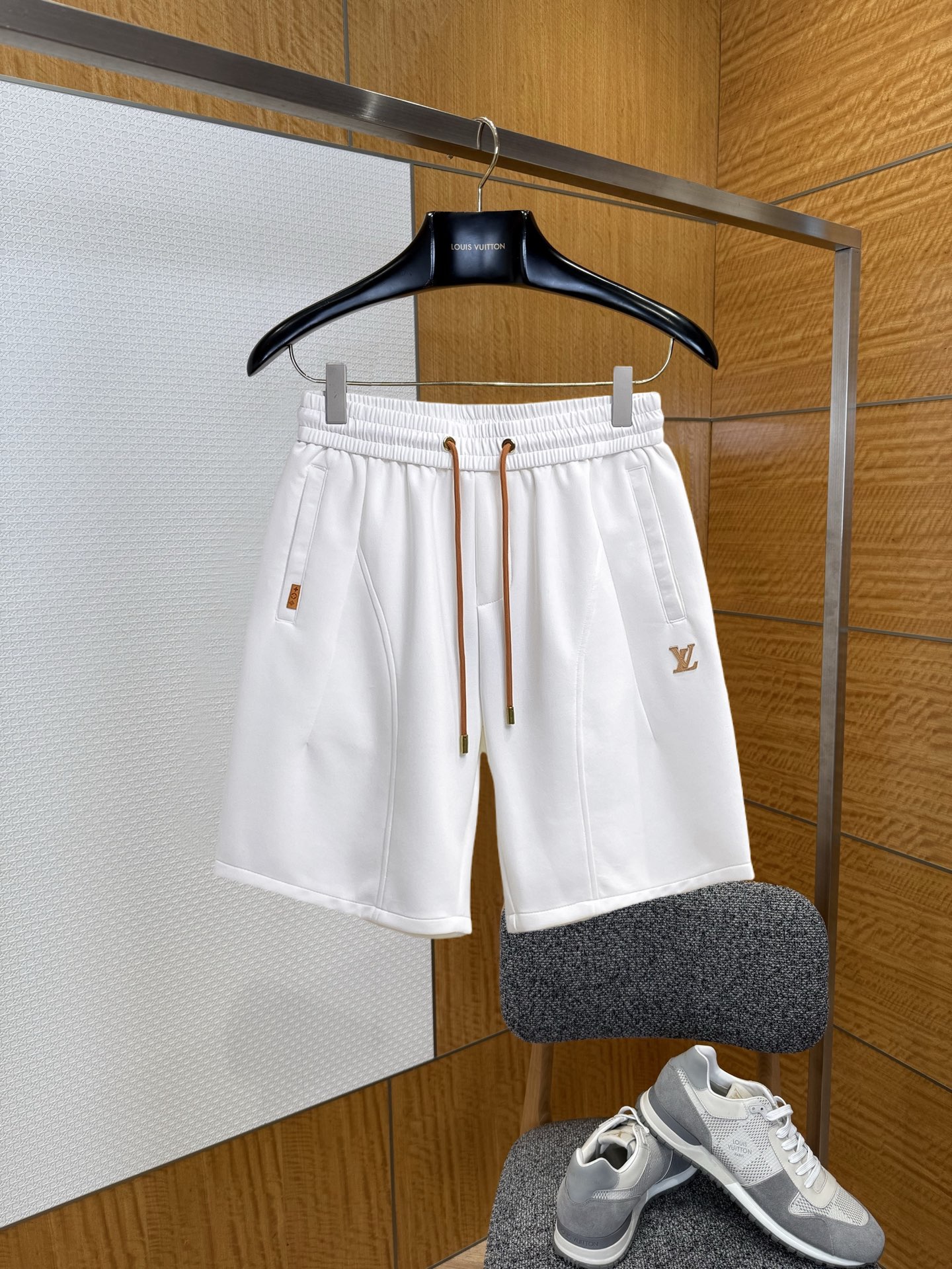 NO:859730,LV three-standard complete 2026 summer new men's casual shorts, advanced custom-made breathable fabrics, extremely breathable, elastic and comfortable, impeccable details, top-grade accessories, original logo design concept, delicate and soft feel!  The upper body fit is awesome!  Sizes M-XXXL, please state your height and weight when ordering,,louis vuitton,shorts,19860909LV 三标齐全 2026夏季新款男士休闲短裤,高级定制面料透气面料 透气弹力舒适度极高,细节无可挑剔,顶级辅料配备,原版logo设计理念,手感细腻柔软！上身版型超赞！尺码M-XXXL下单报身高体重,,louis vuitton,shorts,,Men's clothing