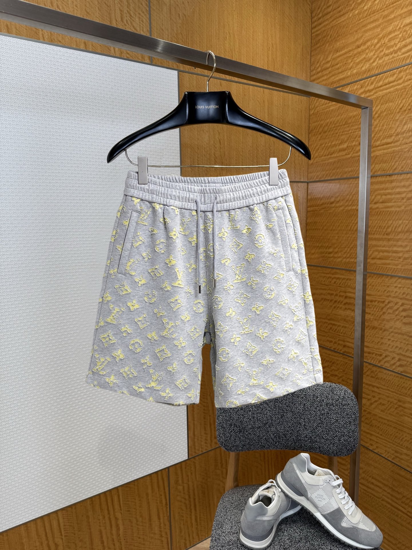 NO:859741,LV three-standard complete 2026 summer new men's casual shorts, advanced custom-made breathable fabrics, extremely breathable, elastic and comfortable, impeccable details, top-grade accessories, original logo design concept, delicate and soft feel!  The upper body fit is awesome!  Sizes M-XXXL, please state your height and weight when ordering,,louis vuitton,shorts,19860909LV 三标齐全 2026夏季新款男士休闲短裤,高级定制面料透气面料 透气弹力舒适度极高,细节无可挑剔,顶级辅料配备,原版logo设计理念,手感细腻柔软！上身版型超赞！尺码M-XXXL下单报身高体重,,louis vuitton,shorts,,Men's clothing