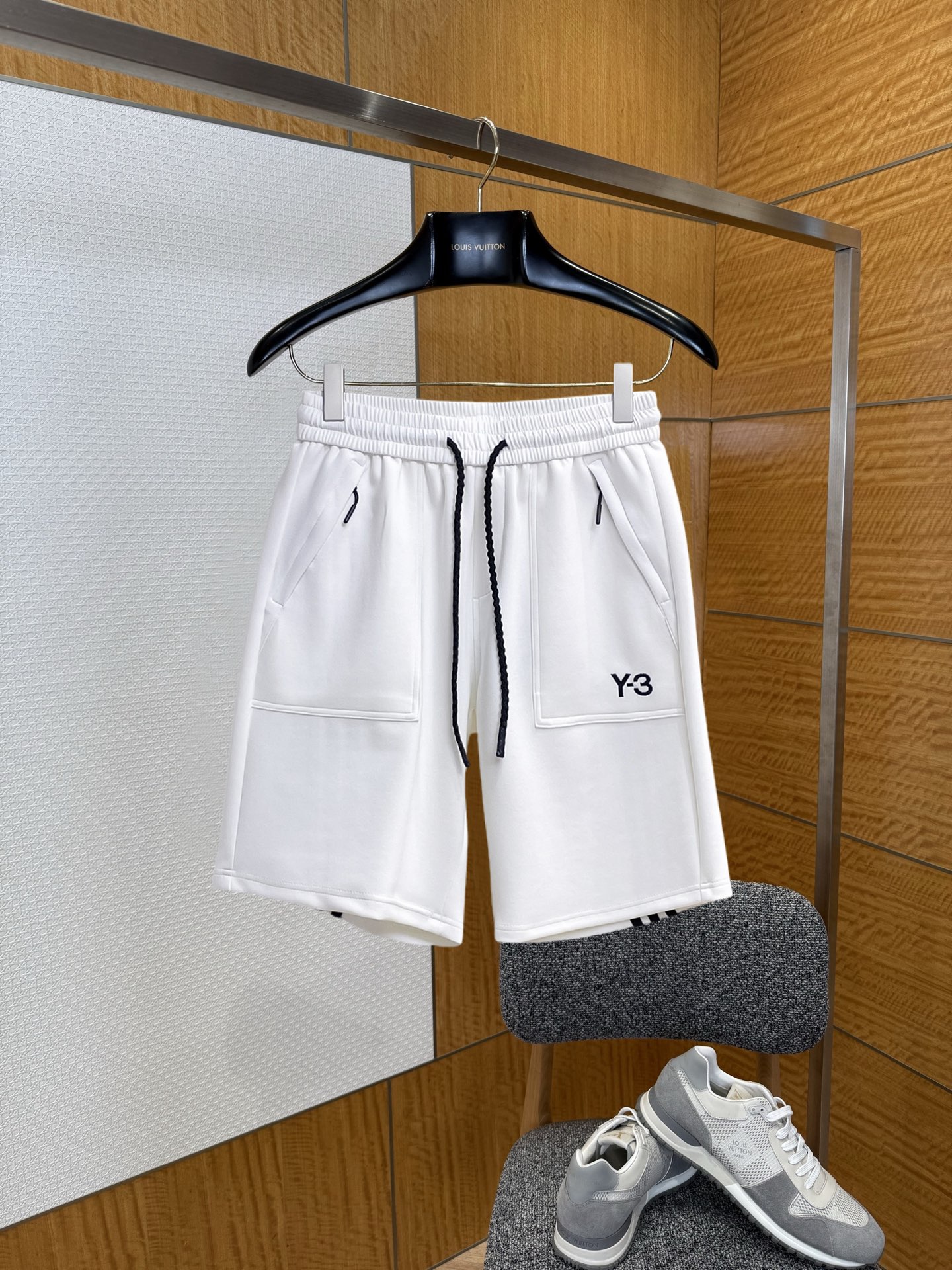 NO:859752,Y3 three-standard complete 2026 summer new men's casual shorts, advanced custom-made breathable fabrics, extremely breathable, elastic and comfortable, impeccable details, top-grade accessories, original logo design concept, delicate and soft feel!  The upper body fit is awesome!  Sizes M-XXXL, please state your height and weight when ordering,,shorts,19860909Y3三标齐全 2026夏季新款男士休闲短裤,高级定制面料透气面料 透气弹力舒适度极高,细节无可挑剔,顶级辅料配备,原版logo设计理念,手感细腻柔软！上身版型超赞！尺码M-XXXL下单报身高体重,,shorts,,Men's clothing