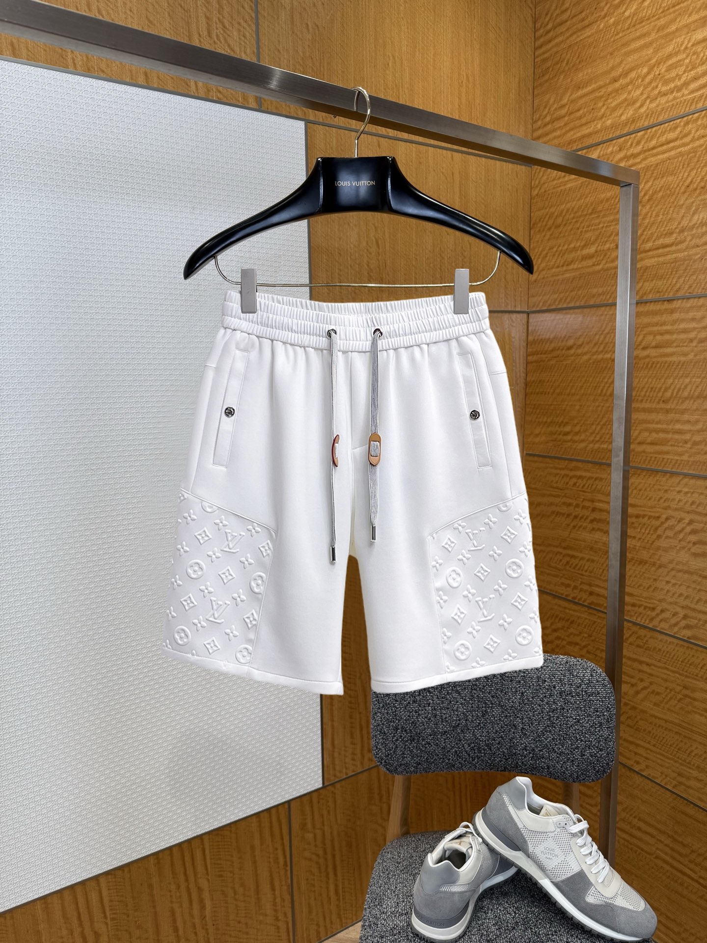 NO:859660,LV three-standard complete 2026 summer new men's casual shorts, advanced custom-made breathable fabrics, extremely breathable, elastic and comfortable, impeccable details, top-grade accessories, original logo design concept, delicate and soft feel!  The upper body fit is awesome!  Sizes M-XXXL, please state your height and weight when ordering,,louis vuitton,shorts,19860909LV 三标齐全 2026夏季新款男士休闲短裤,高级定制面料透气面料 透气弹力舒适度极高,细节无可挑剔,顶级辅料配备,原版logo设计理念,手感细腻柔软！上身版型超赞！尺码M-XXXL下单报身高体重,,louis vuitton,shorts,,Men's clothing