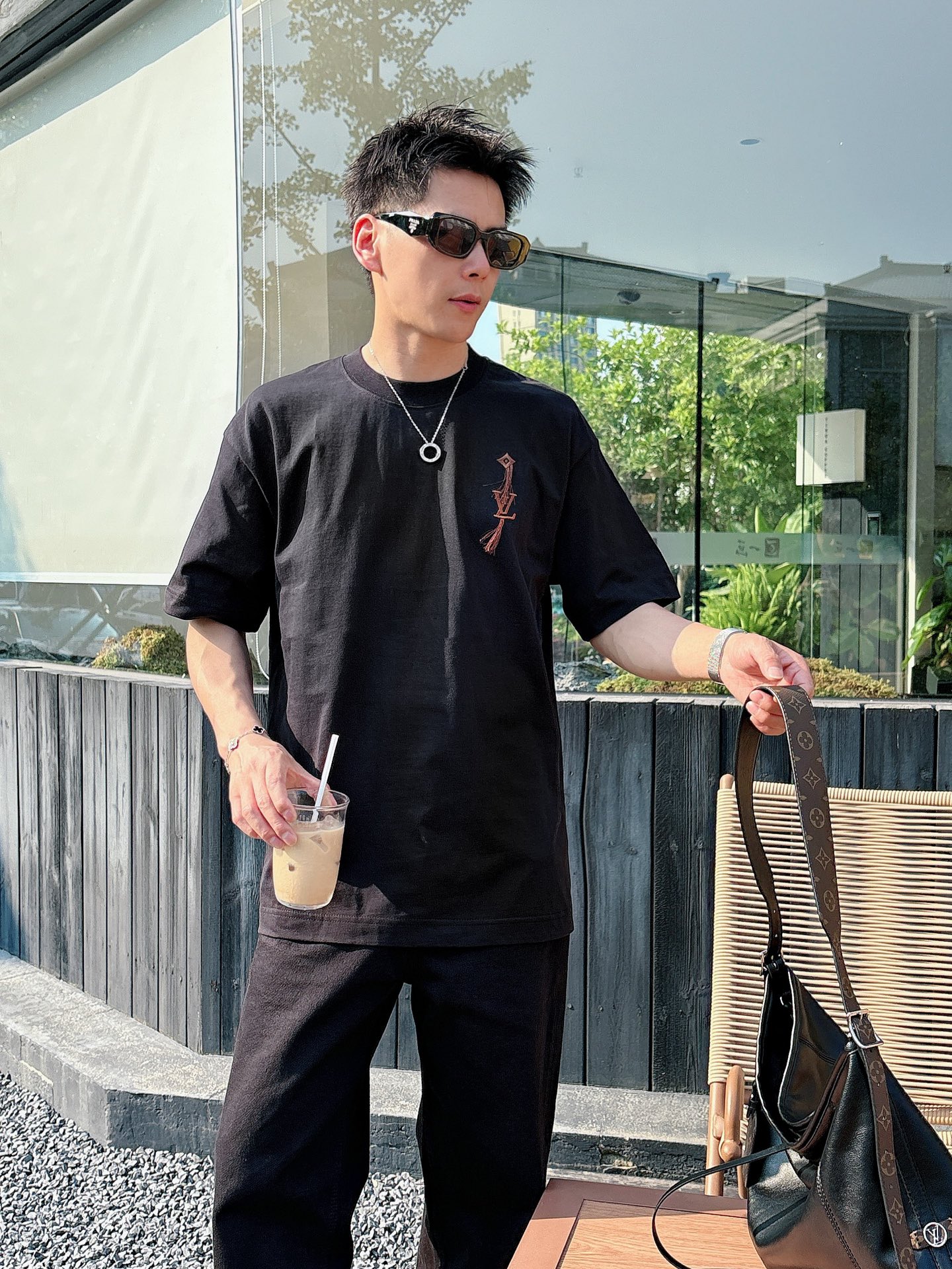 NO:930737,LV high-version top products 2026 spring and summer new debut counter latest short-sleeved round neck T-shirt high-end custom design avant-garde fashion!  The brand logo is designed with heavy craftsmanship. High-end customized 260g fabric. Soft to the touch. Comfortable to wear. Exquisite stitching at the counter level. Fine workmanship. The upper body effect is incomparably handsome!  A must-have item for men and women alike!  Size S～XXL Please state your height and weight when ordering, the maximum wearing size is about 210 pounds, Louis Vuitton, T-shirt, tees, t-shirt,19860909LV高版本顶级货品2026春夏新款首发专柜最新款短袖圆领T恤 高端订制 设计前卫时尚！品牌logo重工艺设计 高端定制260克面料.手感柔软.穿着舒适.专柜级别精致车线.做工精细.上身效果无敌帅气！男女同款情侣必备单品！码数S～XXL下单报身高体重,最大穿210斤左右,,louis vuitton,T-shirt,tees，t-shirt,,Men's clothing