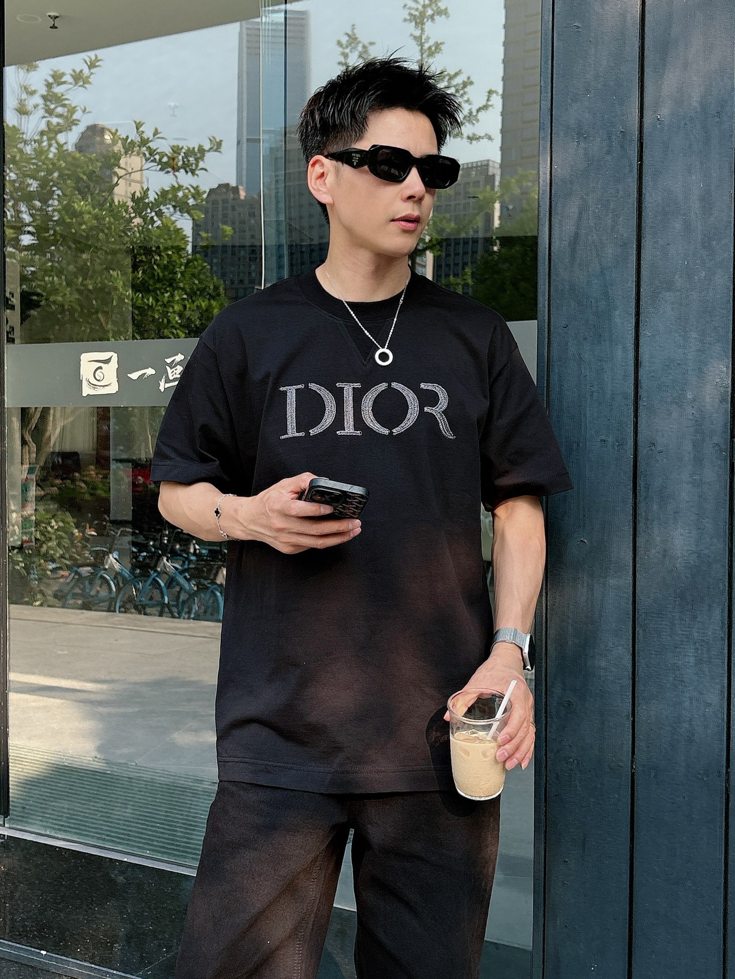 NO:930745,Dior's high-end version of top-quality goods 2026 spring and summer new debut counter latest short-sleeved round neck T-shirt, high-end custom design, avant-garde and fashionable!  The brand logo is designed with heavy craftsmanship. High-end customized 260g fabric. Soft to the touch. Comfortable to wear. Exquisite stitching at the counter level. Fine workmanship. The upper body effect is incomparably handsome!  A must-have item for men and women alike!  Size S～XXL When placing an order, please state your height and weight. The maximum wearing size is about 210 pounds, dior, T-shirt, tees, t-shirt,19860909迪奥高版本顶级货品2026春夏新款首发专柜最新款短袖圆领T恤 高端订制 设计前卫时尚！品牌logo重工艺设计 高端定制260克面料.手感柔软.穿着舒适.专柜级别精致车线.做工精细.上身效果无敌帅气！男女同款情侣必备单品！码数S～XXL下单报身高体重,最大穿210斤左右,,dior,T-shirt,tees，t-shirt,,Men's clothing