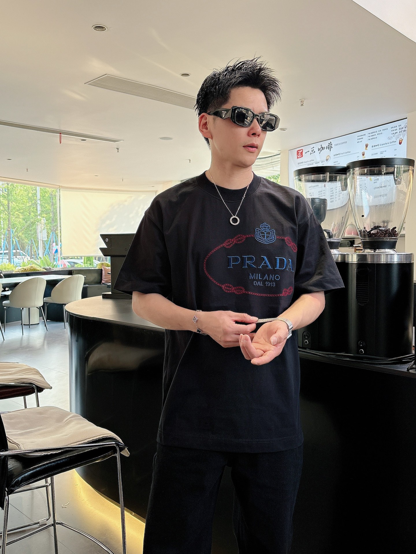 NO:930753,Prada's high-end version of top-quality goods 2026 spring and summer new debut counter latest short-sleeved round-neck T-shirt, high-end custom design, avant-garde and fashionable!  The brand logo is designed with heavy craftsmanship. High-end customized 260g fabric. Soft to the touch. Comfortable to wear. Exquisite stitching at the counter level. Fine workmanship. The upper body effect is incomparably handsome!  A must-have item for men and women alike!  Size S～XXL When placing an order, please state your height and weight. The maximum wearing size is about 210 pounds, prada, T-shirt, tees, t-shirt,19860909普拉达高版本顶级货品2026春夏新款首发专柜最新款短袖圆领T恤 高端订制 设计前卫时尚！品牌logo重工艺设计 高端定制260克面料.手感柔软.穿着舒适.专柜级别精致车线.做工精细.上身效果无敌帅气！男女同款情侣必备单品！码数S～XXL下单报身高体重,最大穿210斤左右,,prada,T-shirt,tees，t-shirt,,Men's clothing