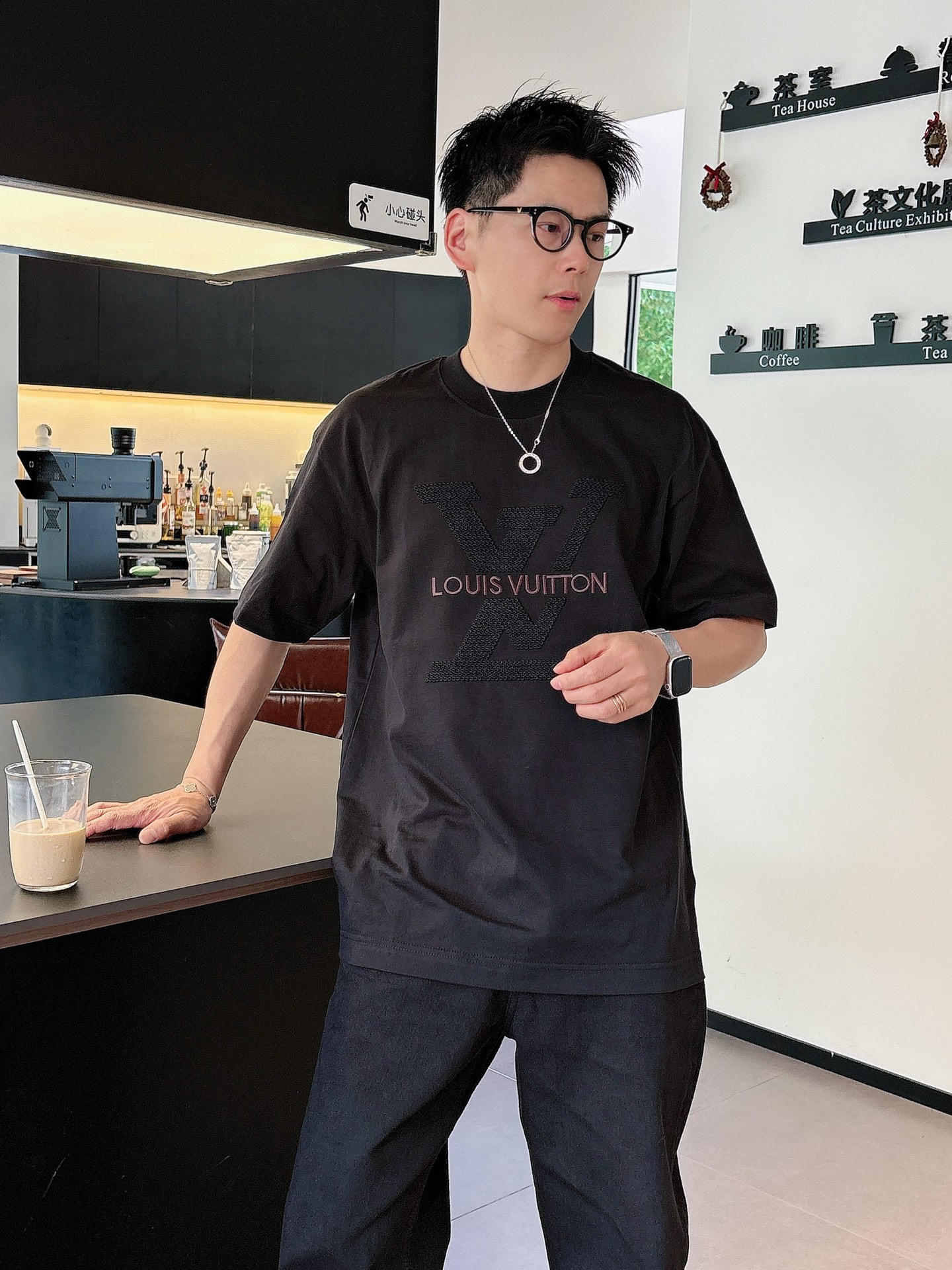 NO:930771,LV high-version top products 2026 spring and summer new debut counter latest short-sleeved round neck T-shirt, high-end customization, avant-garde and fashionable design!  The brand logo is designed with heavy craftsmanship. High-end customized 260g fabric. Soft to the touch. Comfortable to wear. Exquisite stitching at the counter level. Fine workmanship. The upper body effect is incomparably handsome!  A must-have item for men and women alike!  Size S～XXL Please state your height and weight when ordering, the maximum wearing size is about 210 pounds, Louis Vuitton, T-shirt, tees, t-shirt,19860909LV高版本顶级货品2026春夏新款首发专柜最新款短袖圆领T恤 高端订制 设计前卫时尚！品牌logo重工艺设计 高端定制260克面料.手感柔软.穿着舒适.专柜级别精致车线.做工精细.上身效果无敌帅气！男女同款情侣必备单品！码数S～XXL下单报身高体重,最大穿210斤左右,,louis vuitton,T-shirt,tees，t-shirt,,Men's clothing