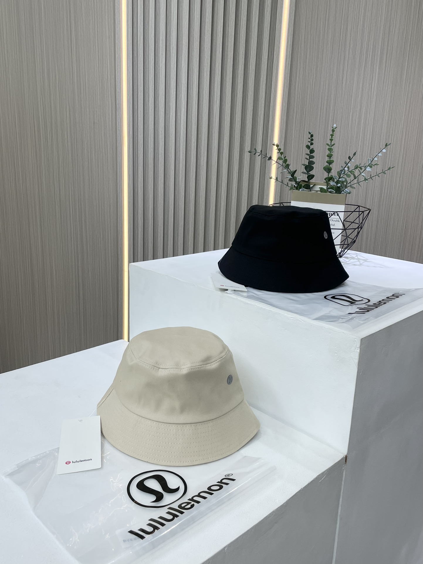 💰55，夏天防晒，秋天凹凸造型，超级经典的款式，四季可用！lululemon 2025最新款情侣渔夫帽，绝对的经典款式，夏天遮阳好帮手，妥妥的气质款、尽显高贵的同时又洋溢出清纯的个性，脑补下上身效果，经典中经典款，细品！
性价非常高的一款帽子。休闲潮流通用百搭渔夫帽 夏季遮阳帽 ，百搭潮流ins街头时尚风格秒杀起来…… x猫399在售款，青岛工厂代工，整单3000多个，独家大呈现。百搭大气简约款，男女通用。
柜子的同款好货，品质做工堪称一流。每一款产品我们都非常看重质量，高档好货品质无优。这款帽子真的是无敌的好！ 
颜色：黑色，米色两色推荐，男女通用。

品名，N97款lulu渔夫帽